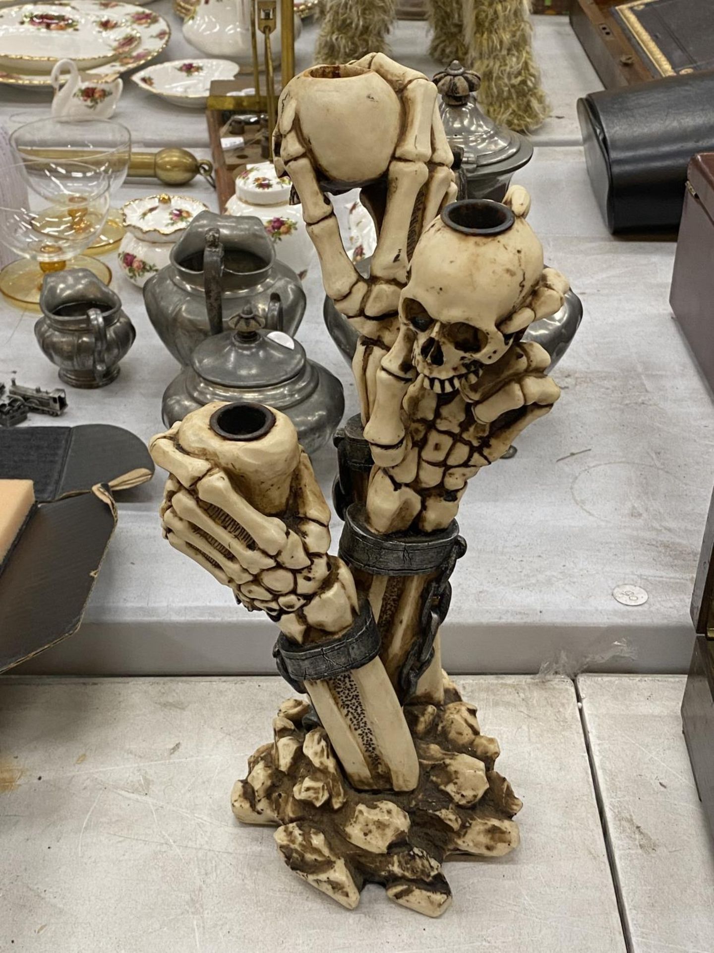 A RESIN SKELETON CANDLESTICK HEIGHT 34CM, A SKELETON BRIDE AND GROOM AND TWO TANKARDS - Image 4 of 5