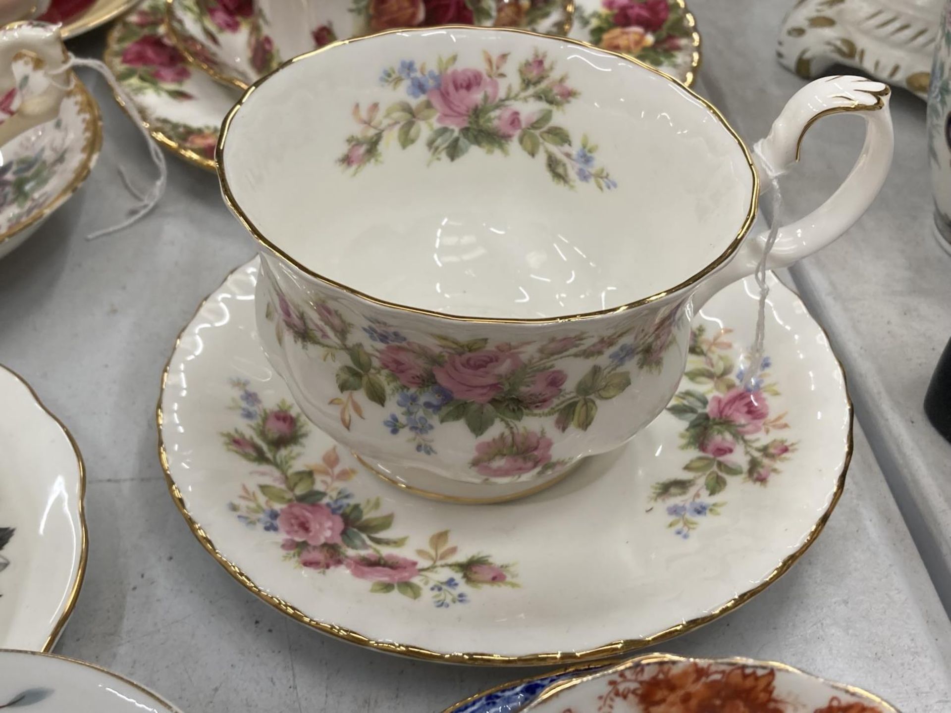 A QUANTITY OF VINTAGE CHINA CUPS AND SAUCERS TO INCLUDE AN ANTIQUE COPELAND SPODE SIDE PLATE NO - Image 5 of 6
