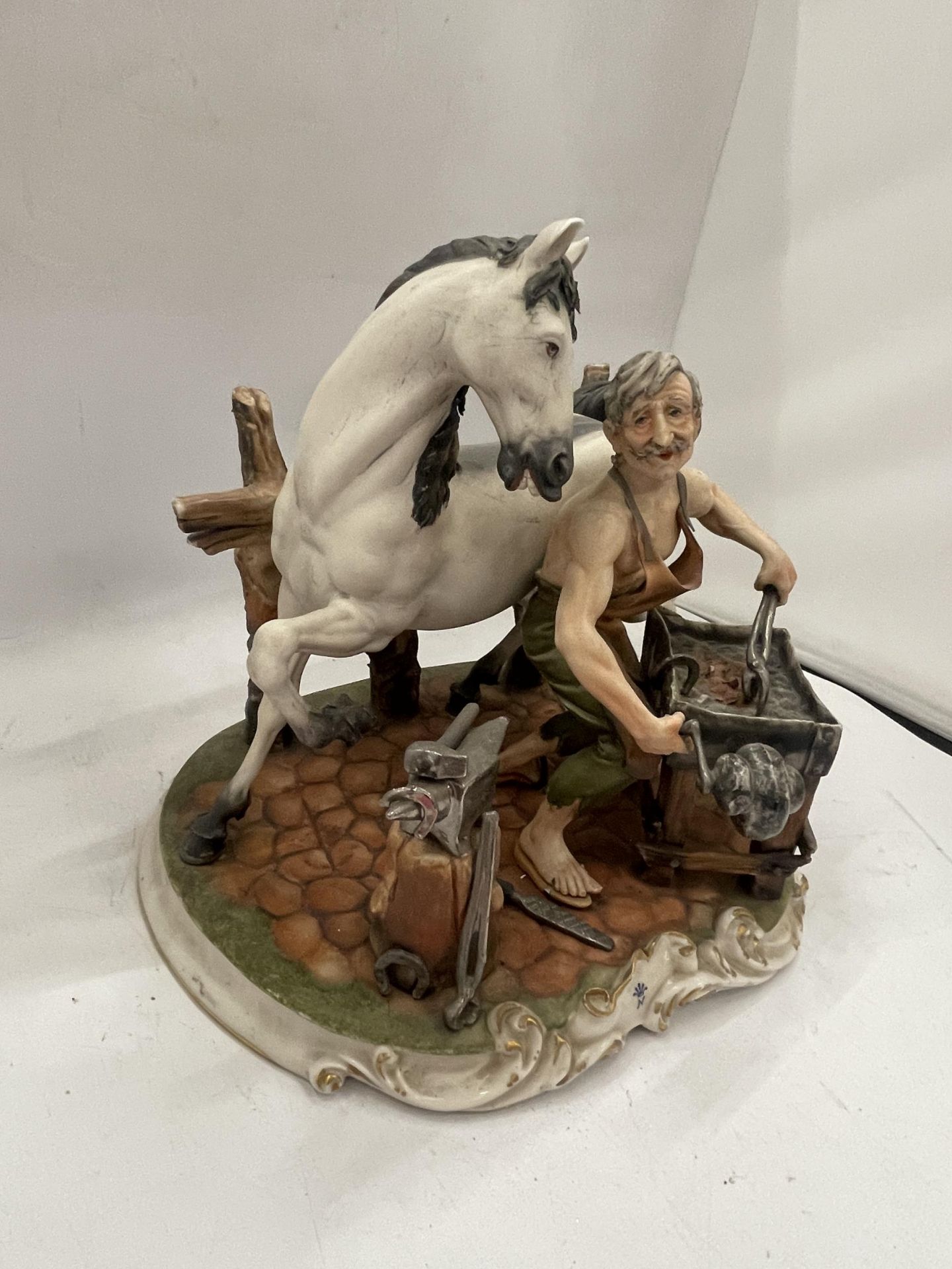A VINTAGE CAPODIMONTE FIGURE OF A HORSE AND BLACKSMITH, SIGNED - Image 2 of 5