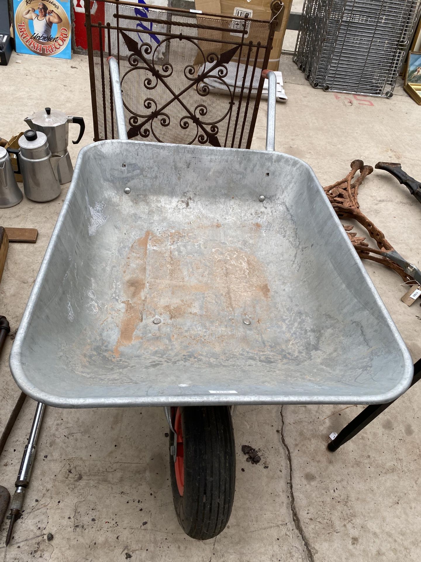 A HEAVY DUTY METAL WHEEL BARROW - Bild 2 aus 2