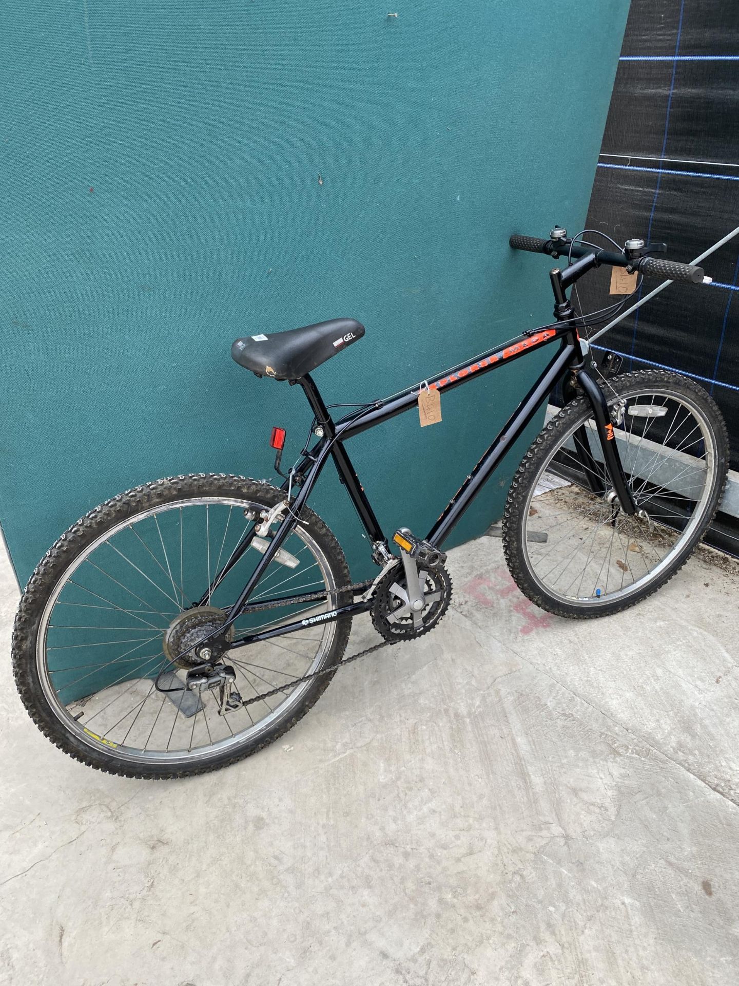 A MUDDYFOX MOUNTAIN BIKE WITH 18 SPEED SHIMANO GEAR SYSTEM