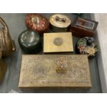 A QUANTITY OF VINTAGE BOXES TO INCLUDE BRASS WITH ASIAN STYLE DECORATION, PAPIER MACHE, ETC