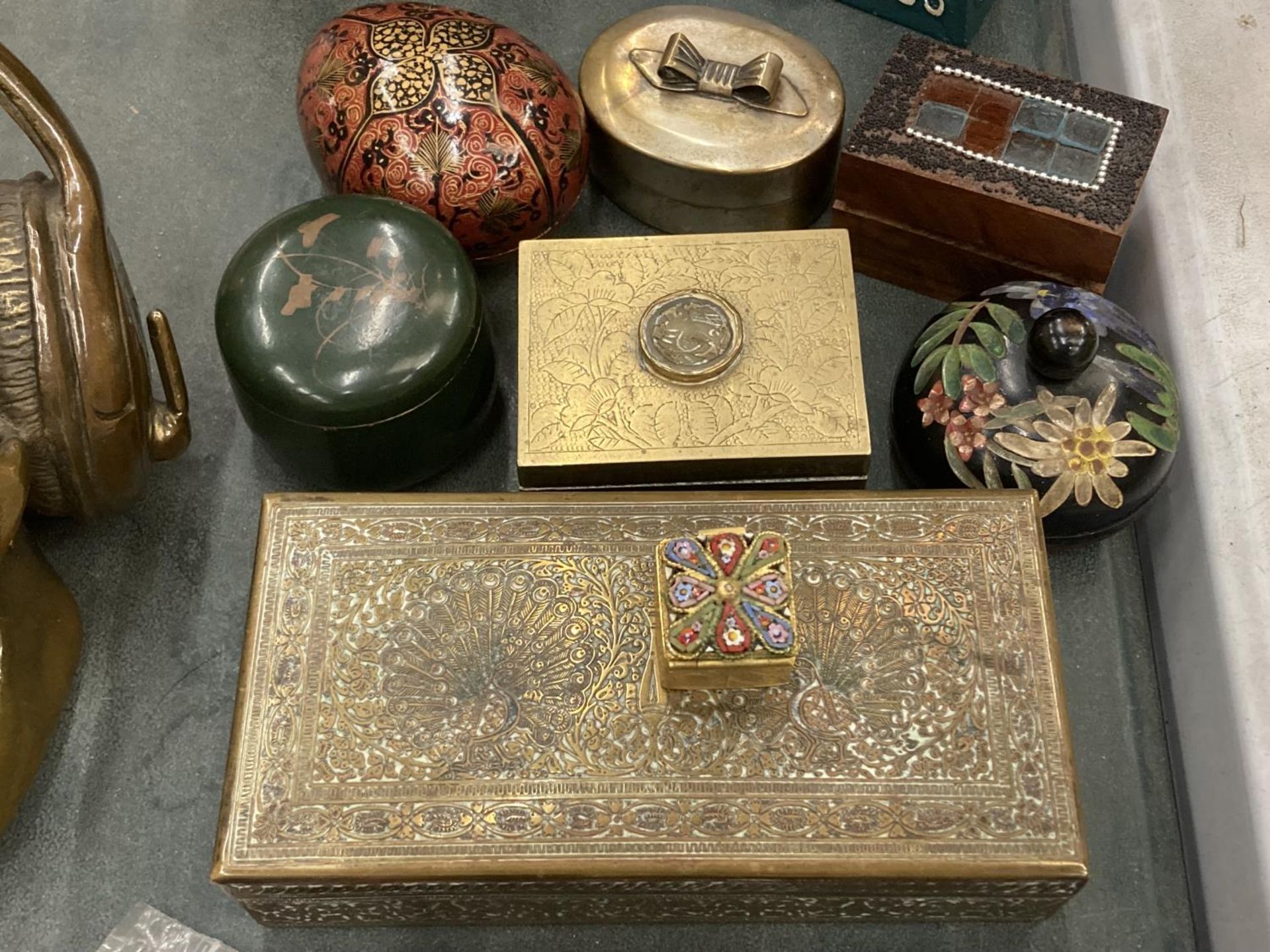 A QUANTITY OF VINTAGE BOXES TO INCLUDE BRASS WITH ASIAN STYLE DECORATION, PAPIER MACHE, ETC