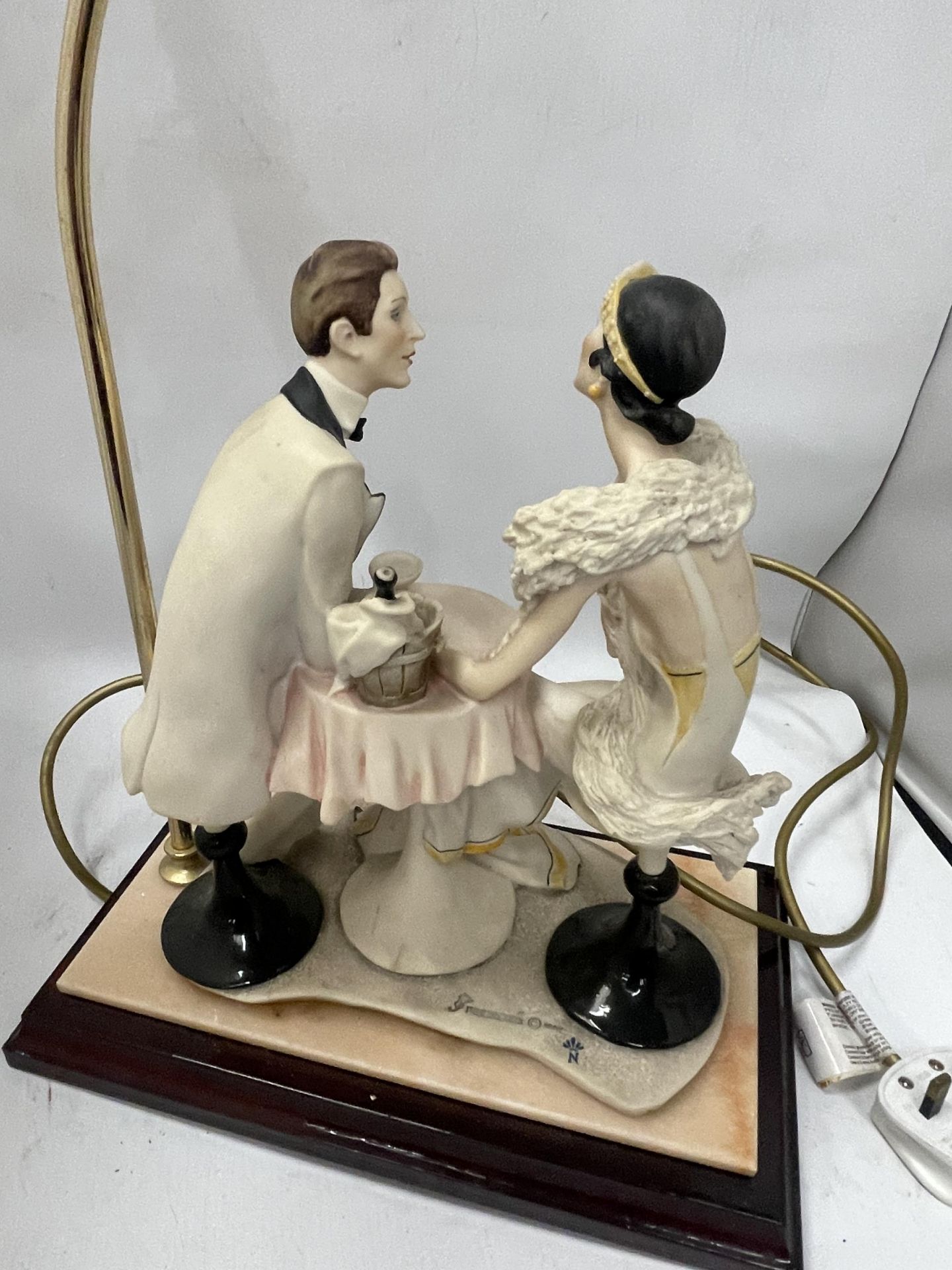 A 1987 FLORENCE CAPODIMONTE FIGURAL TABLE LAMP ON WOODEN BASE - Image 6 of 6