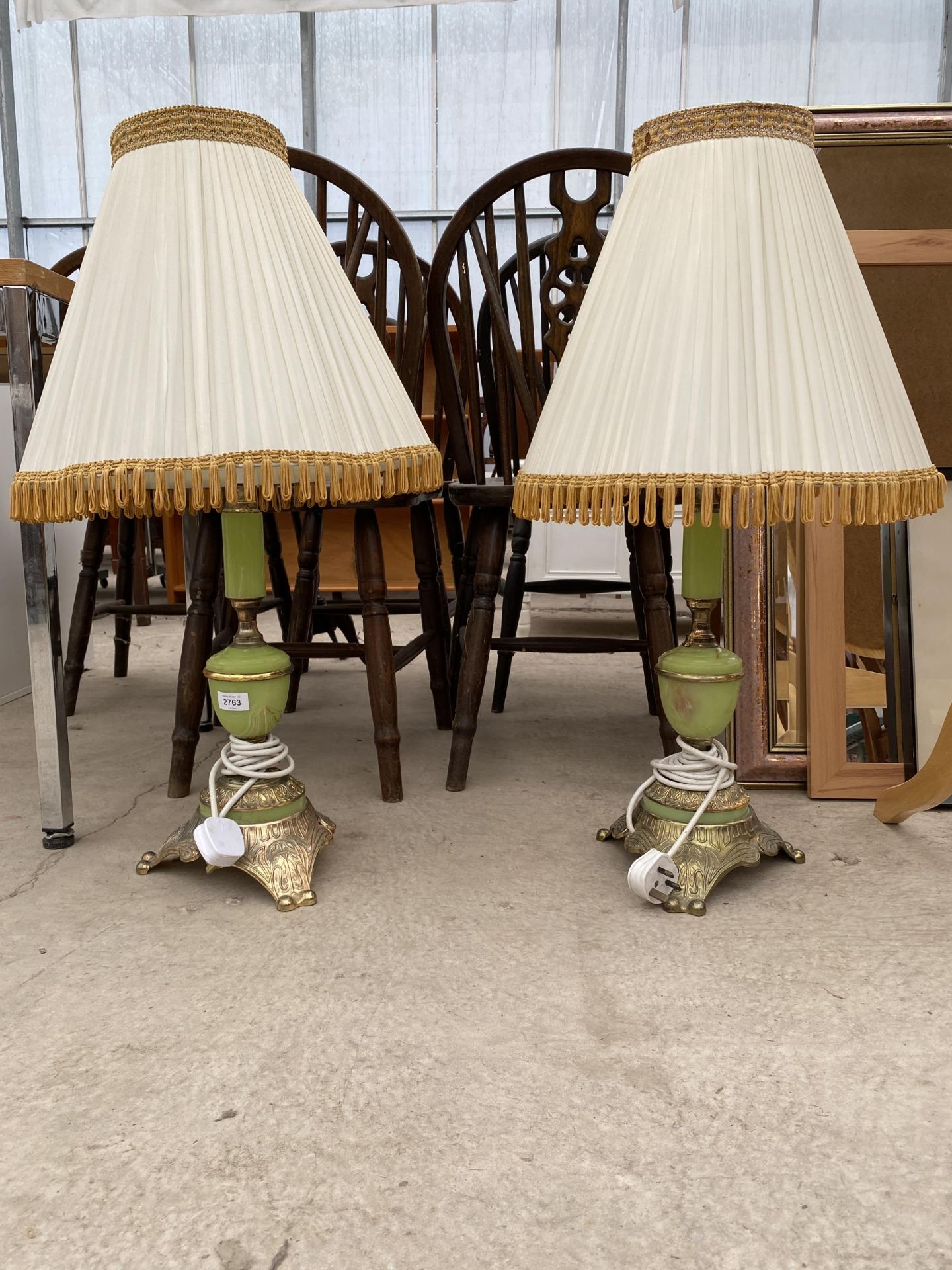 A PAIR OF ITALIAN STYLE ONXY AND METALWARE TABLE LAMPS COMPLETE WITH SHADES