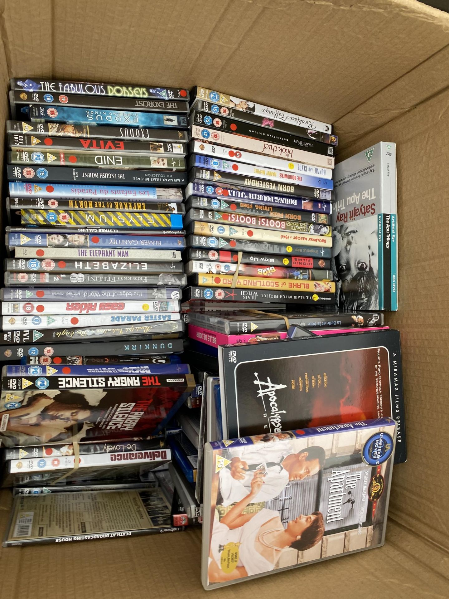 A LARGE ASSORTMENT OF VARIOUS DVDS - Bild 2 aus 3