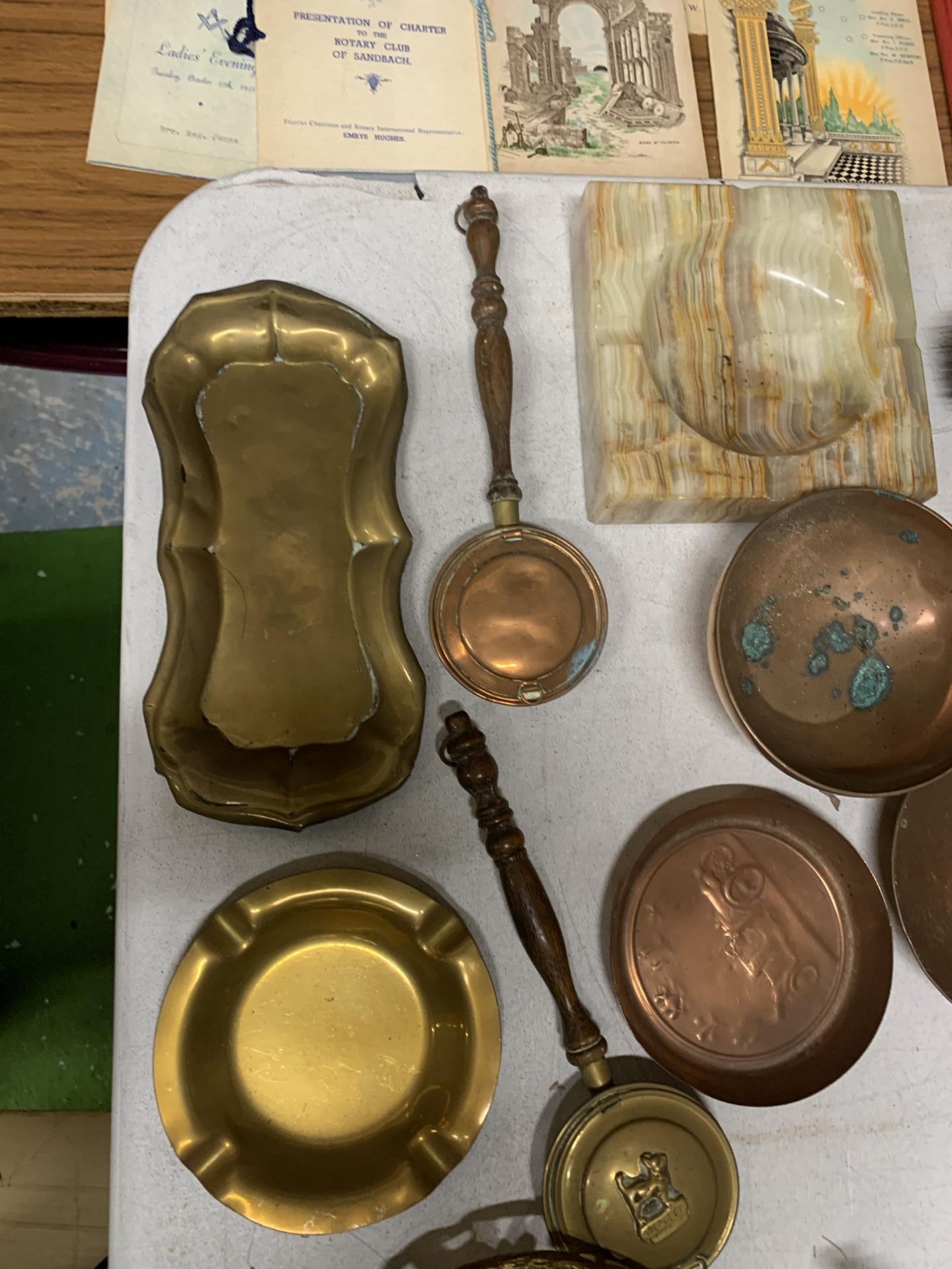 A QUANTITY OF BRASS AND COPPER WARE TO INCLUDE PAN STANDS, GOBLETS, COMPANION BRUSH, ASHTRAYS, ETC., - Image 5 of 5