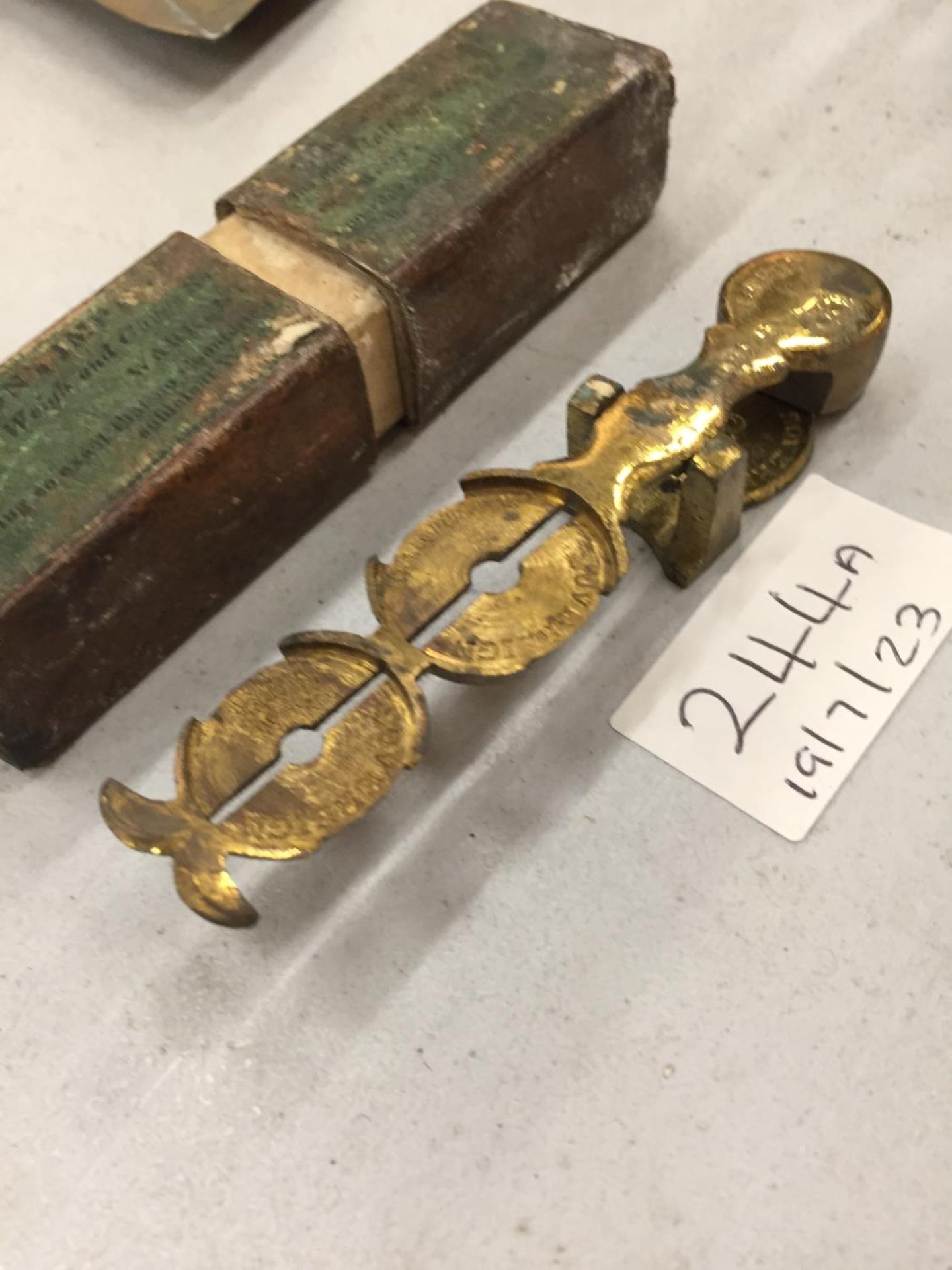 A SET OF VINTAGE HARRISONS SOVEREIGN AND HALF SOVEREIGN SCALES, WITH ORIGINAL BOX - Image 2 of 3