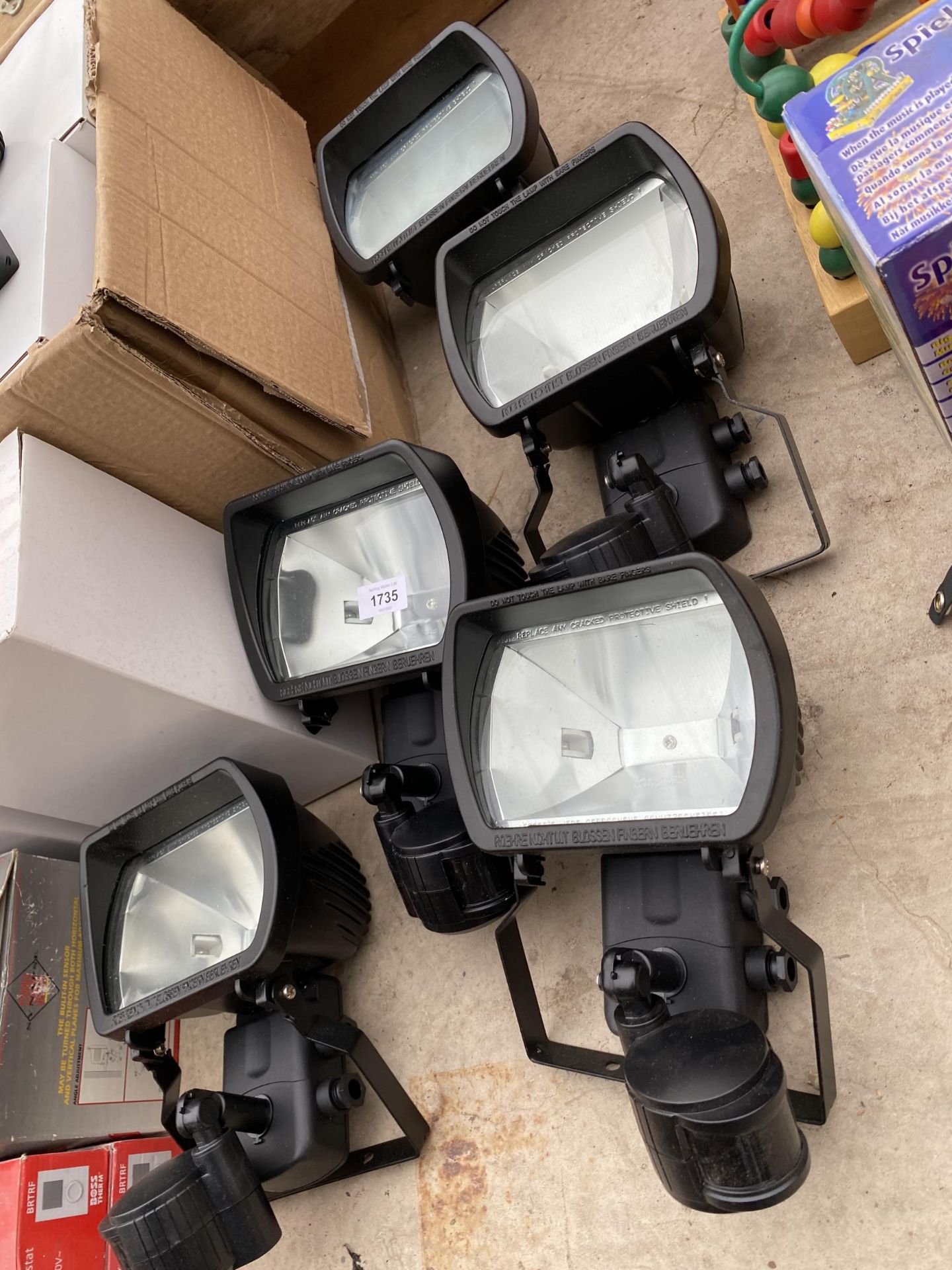 A LARGE ASSORTMENT OF OUTDOOR SPOTLIGHTS - Image 2 of 2