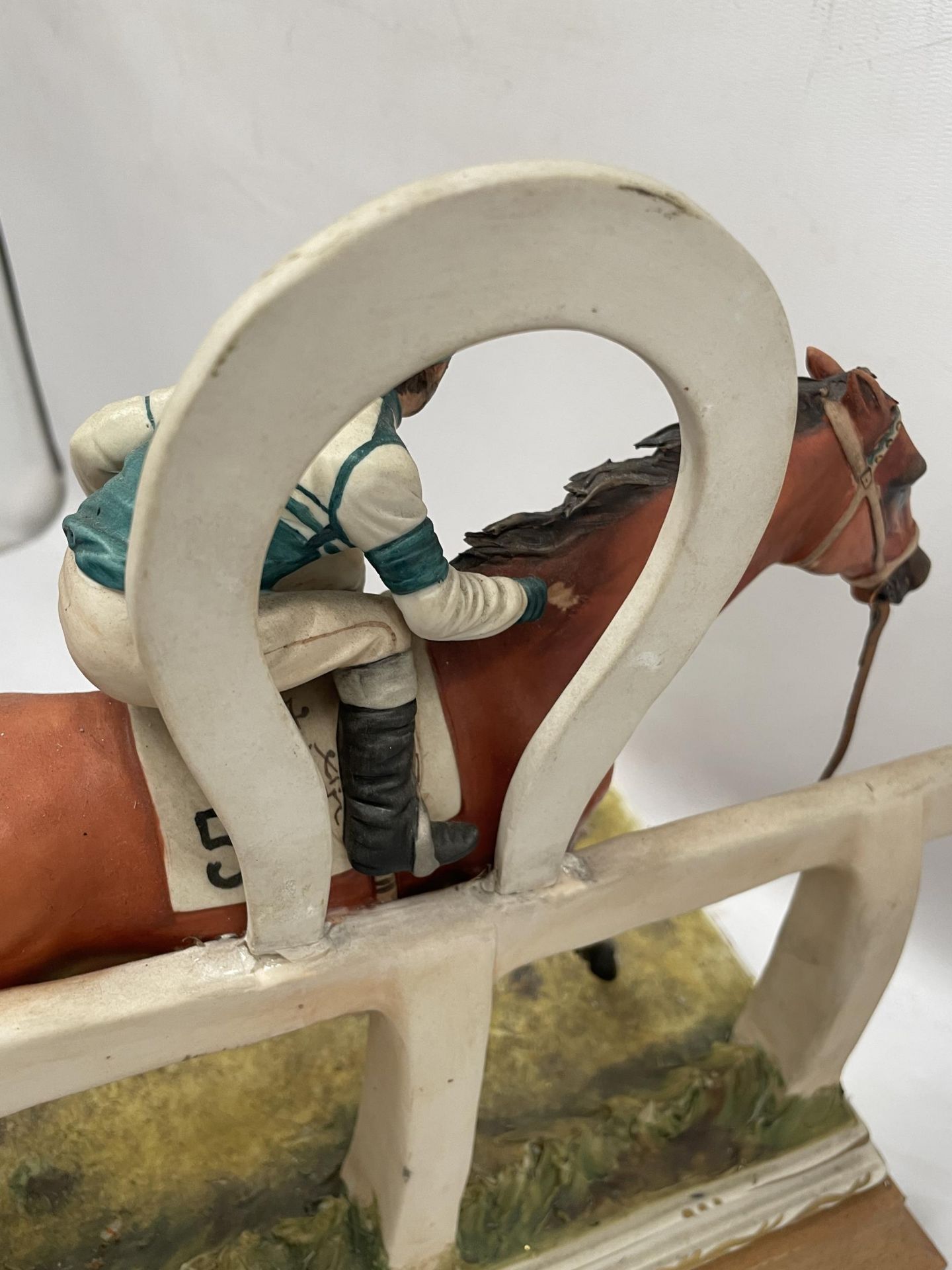 A LARGE LIMITED EDITION CAPODIMONTE CAVALLI IN CORSA HORSE RACING TABLEAU FIGURE BY MAZIANI, - Bild 6 aus 7