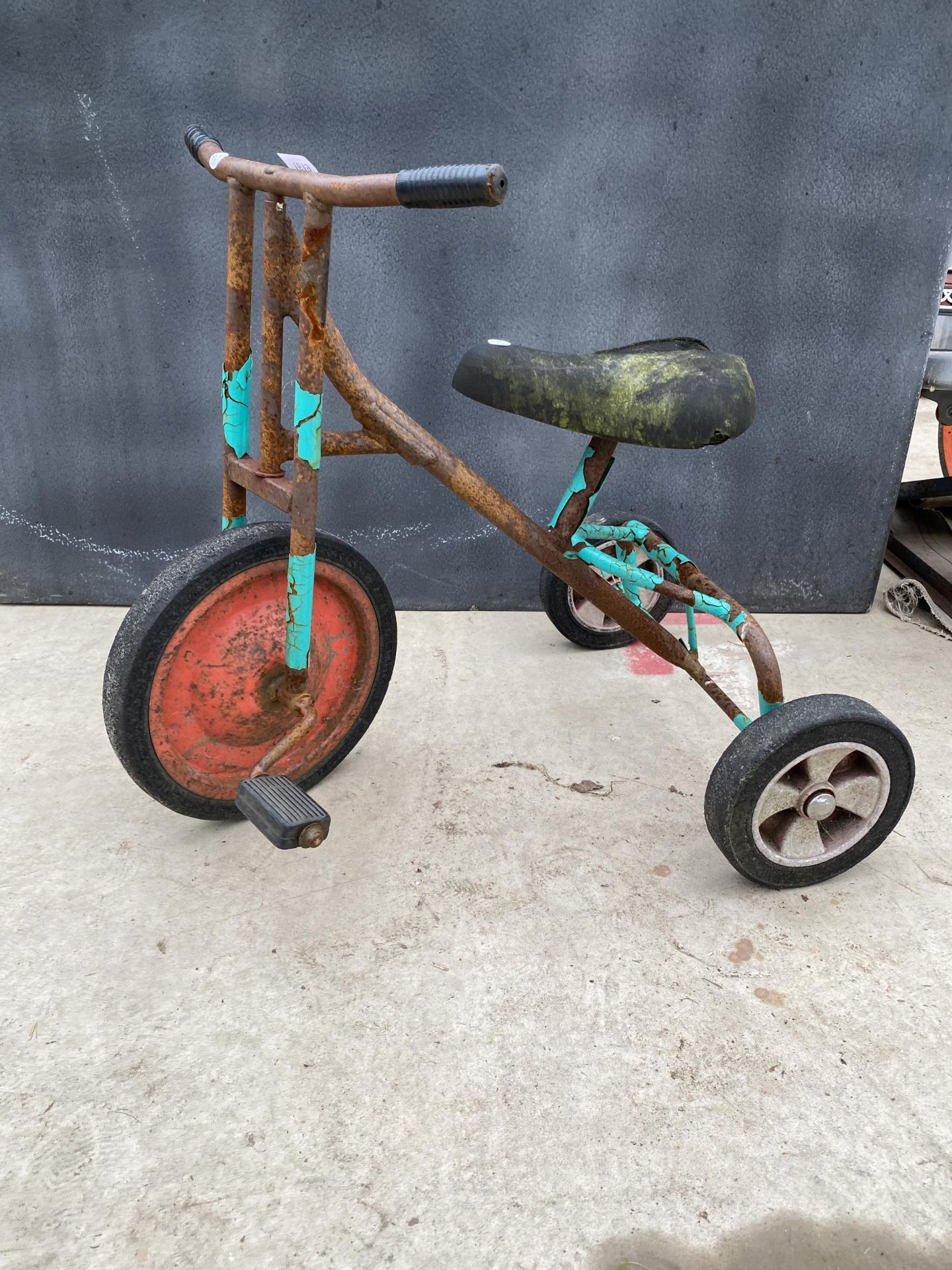A VINTAGE CHILDS TRICYCLE - Image 4 of 5