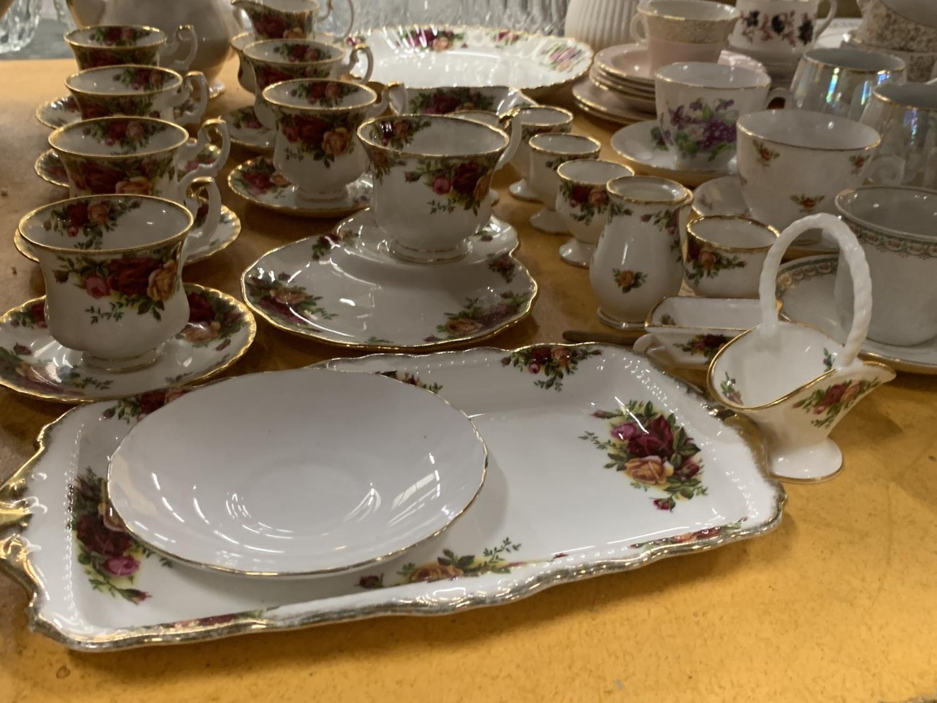 A ROYAL ALBERT 'OLD COUNTRY ROSES' COFFEE SET TO INCLUDE A COFFEE POT, CREAM JUG, SUGAR BOWL, CAKE - Image 4 of 4