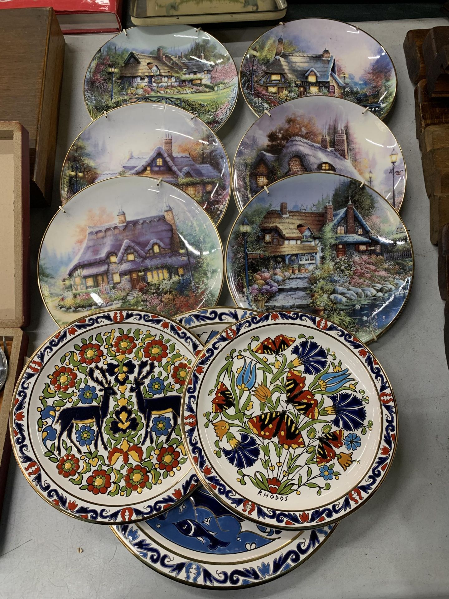 A COLLECTION OF CABINET PLATES TO INCLUDE ROYAL DOULTON COTTAGES AND GREEK
