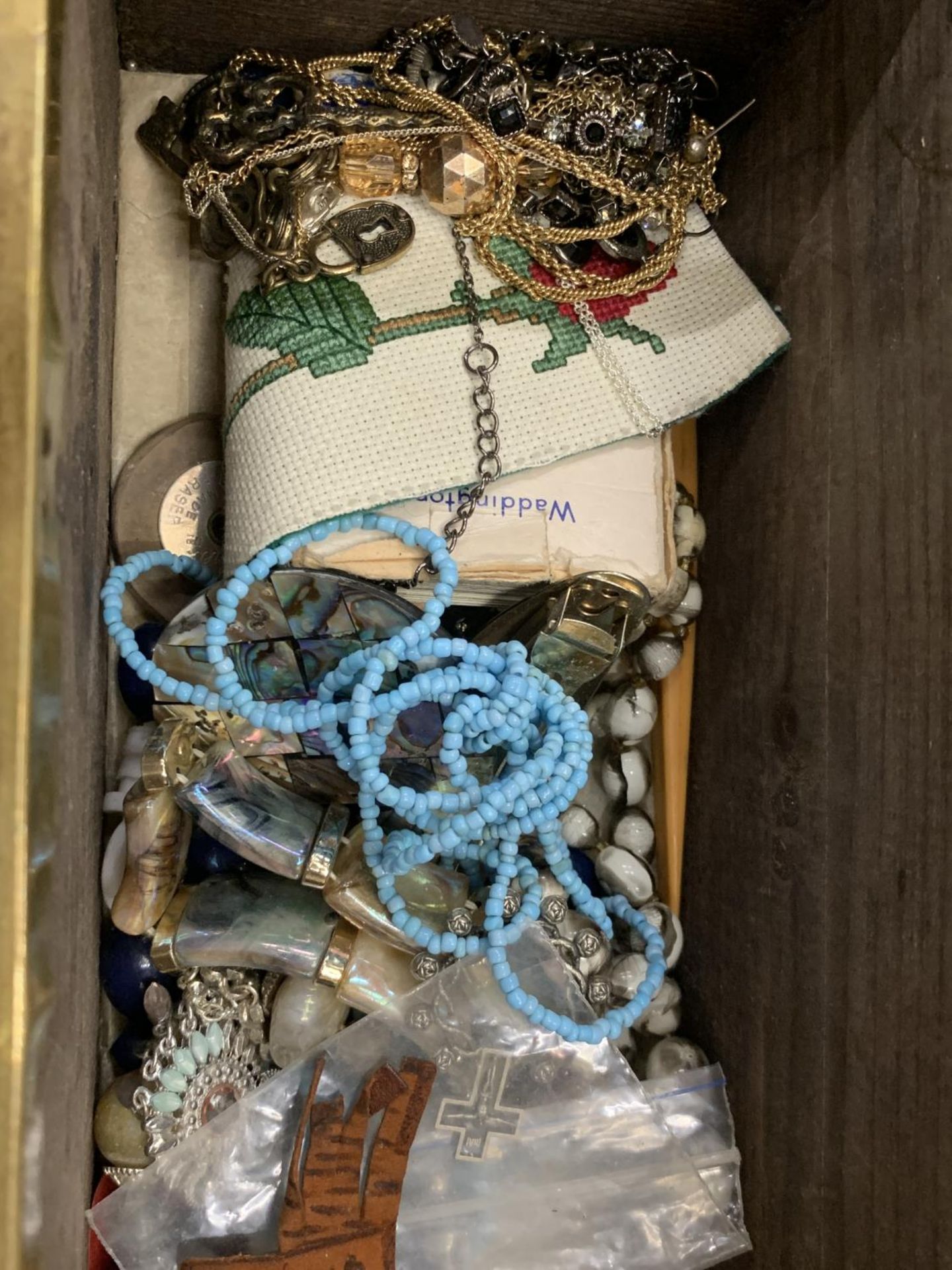 A QUANTITY OF COSTUME JEWELLERY IN BRASS AND WOODEN BOX - Image 2 of 4