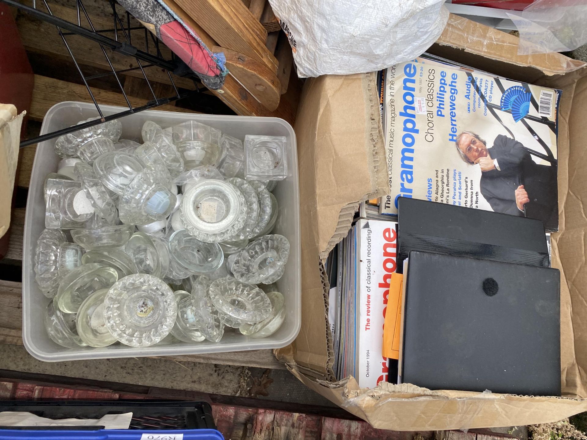 AN ASSORTMENT OF HOUSEHOLD CLEARANCE ITEMS TO INCLUDE GLASS WARE AND ELECTRICALS ETC - Image 2 of 4
