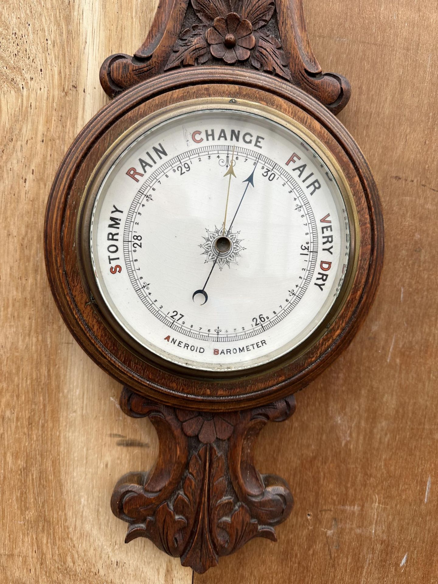 A VINTAGE OAK CASED ANEROID BAROMETER - Bild 3 aus 3