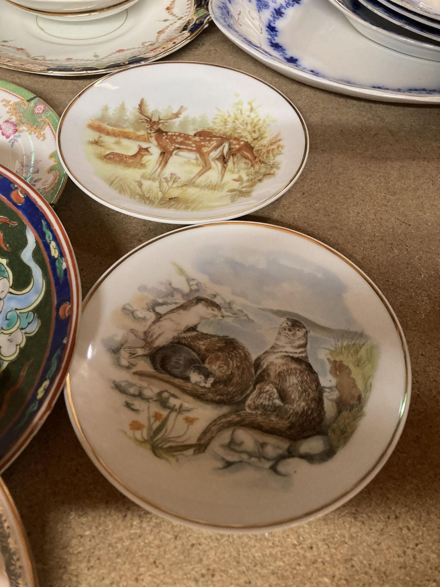 A COLLECTION OF CHINA AND GLASS TO INCLUDE DECANTERS, CHINESE DRAGON PLATE ETC - Image 5 of 6