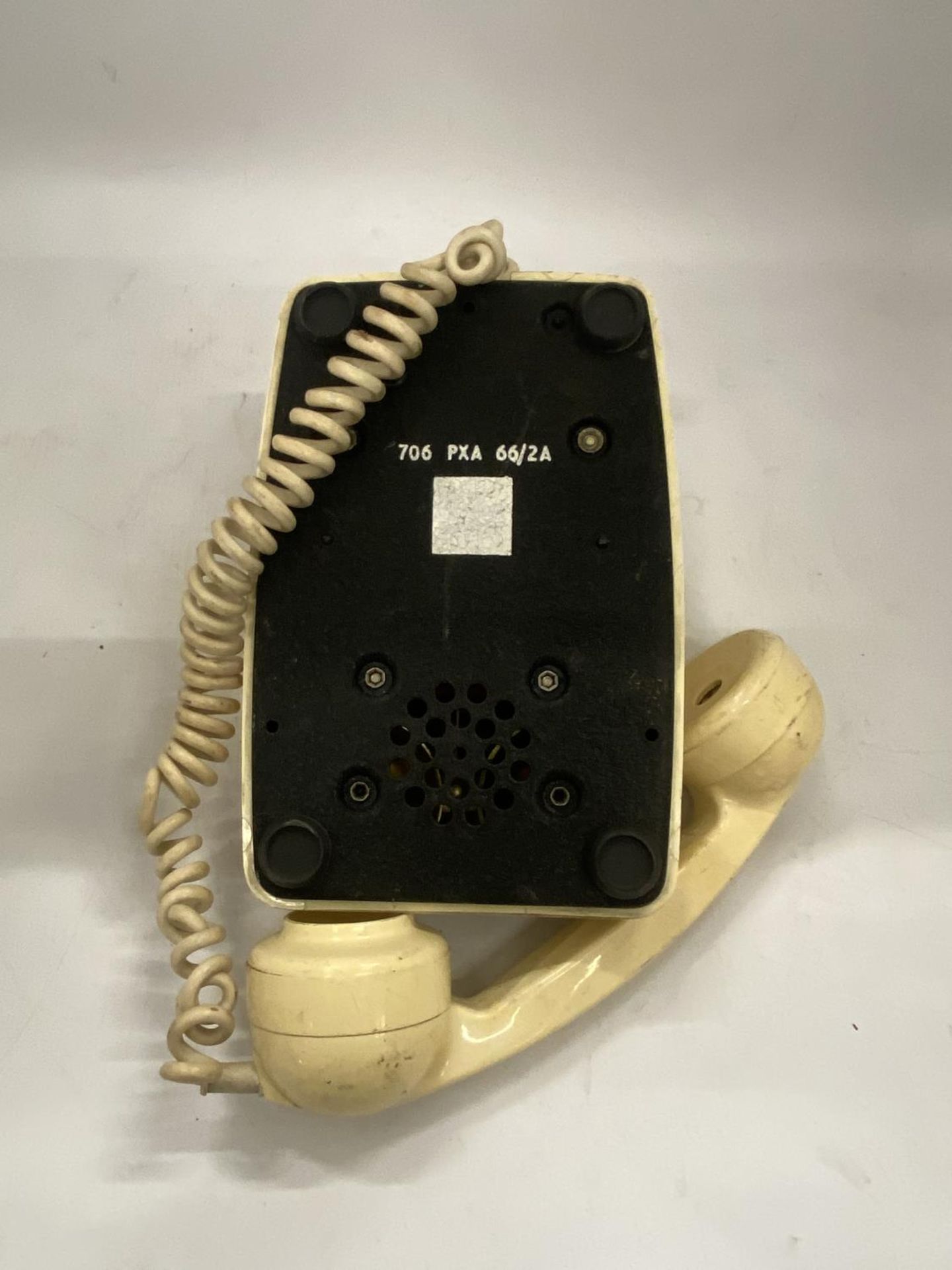 A VINTAGE CREAM ROTARY DIAL TELEPHONE - Bild 3 aus 3