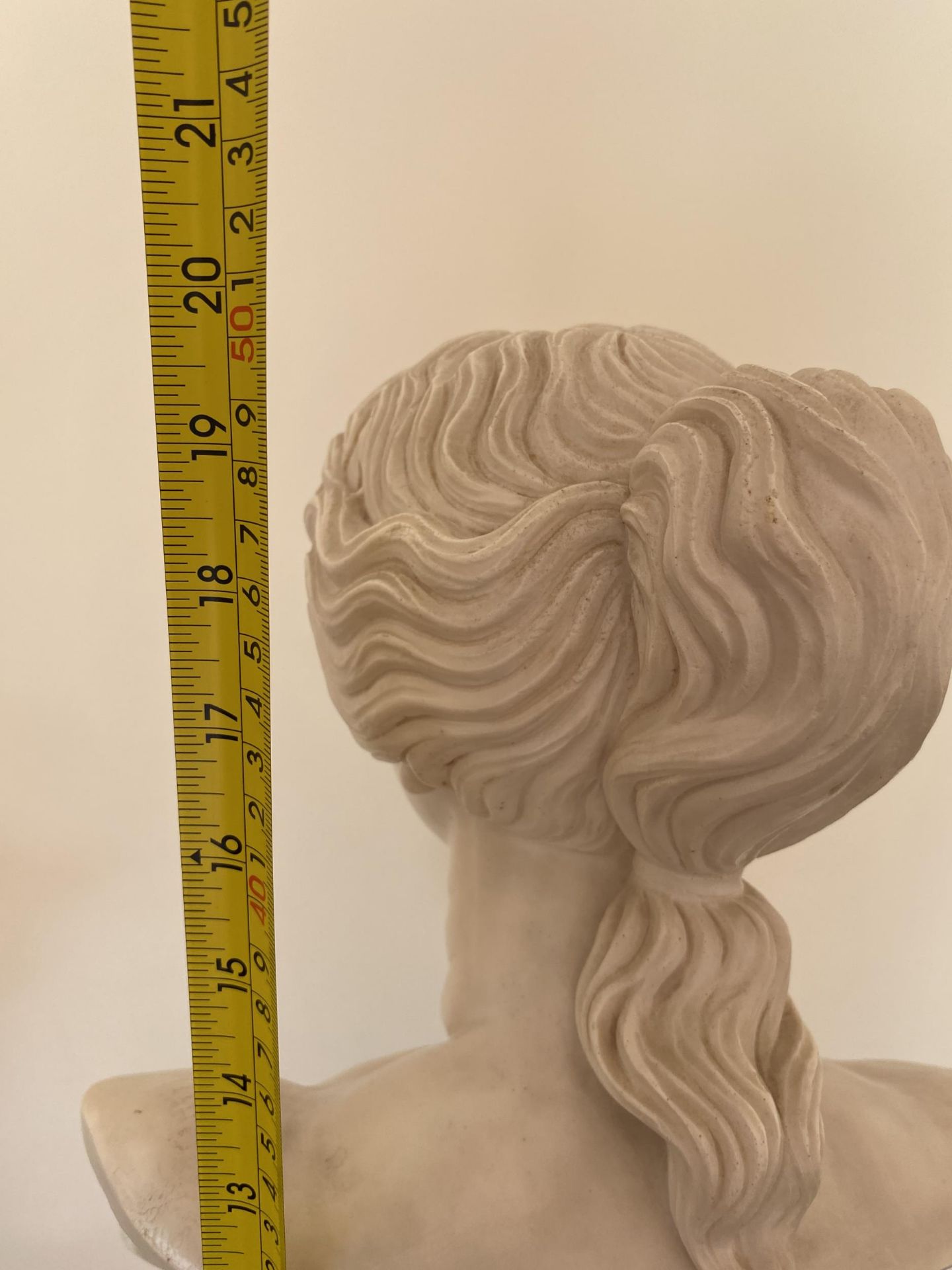 AN ITALIAN MARBLE EFFECT RESIN NUDE FEMALE BUST OF VENERE DE MILO, HEIGHT 50CM - Image 4 of 4