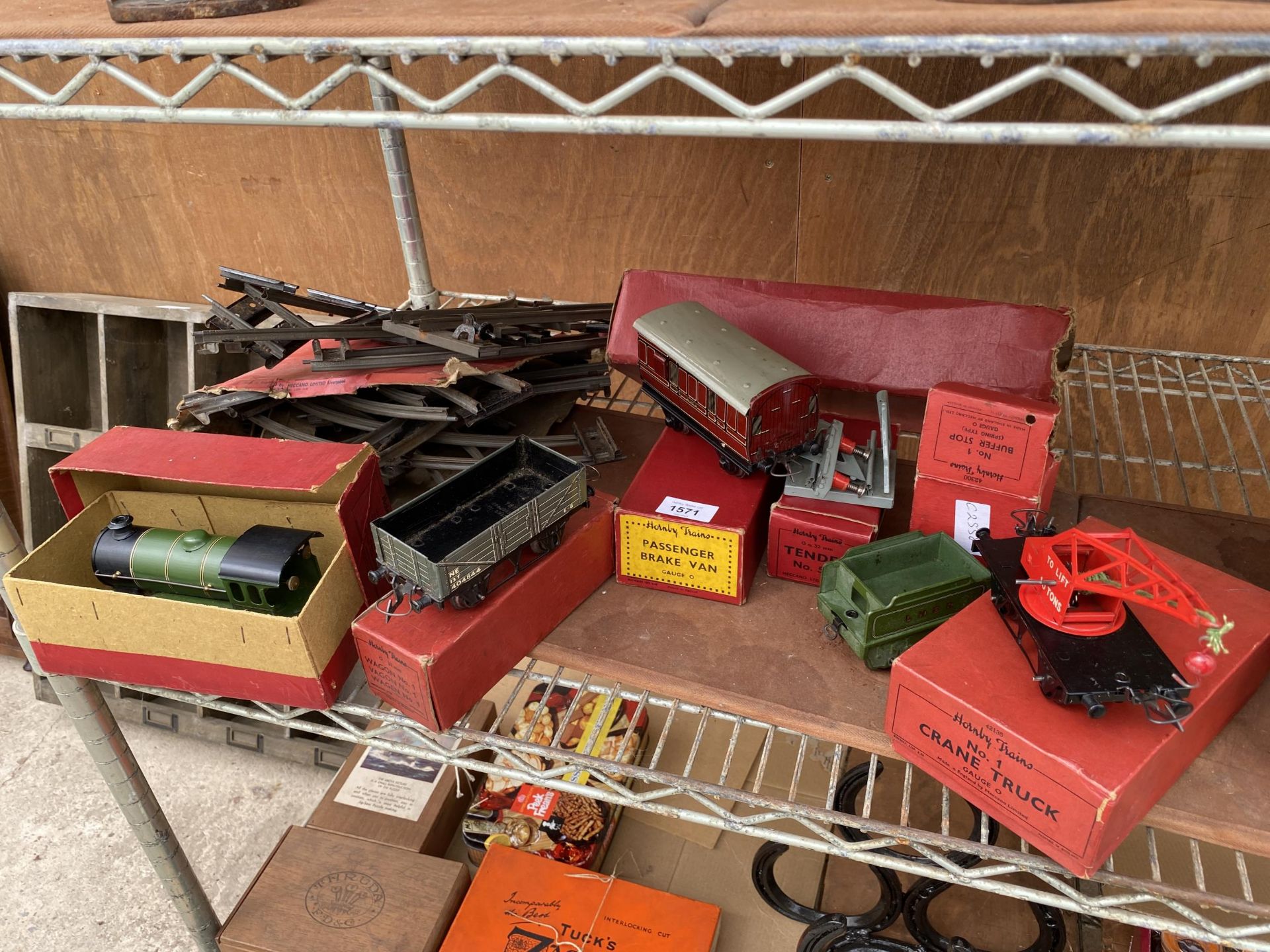 AN ASSORTMENT OF VINTAGE HORNBY O GAUGE MODEL TRAINS AND TRACK