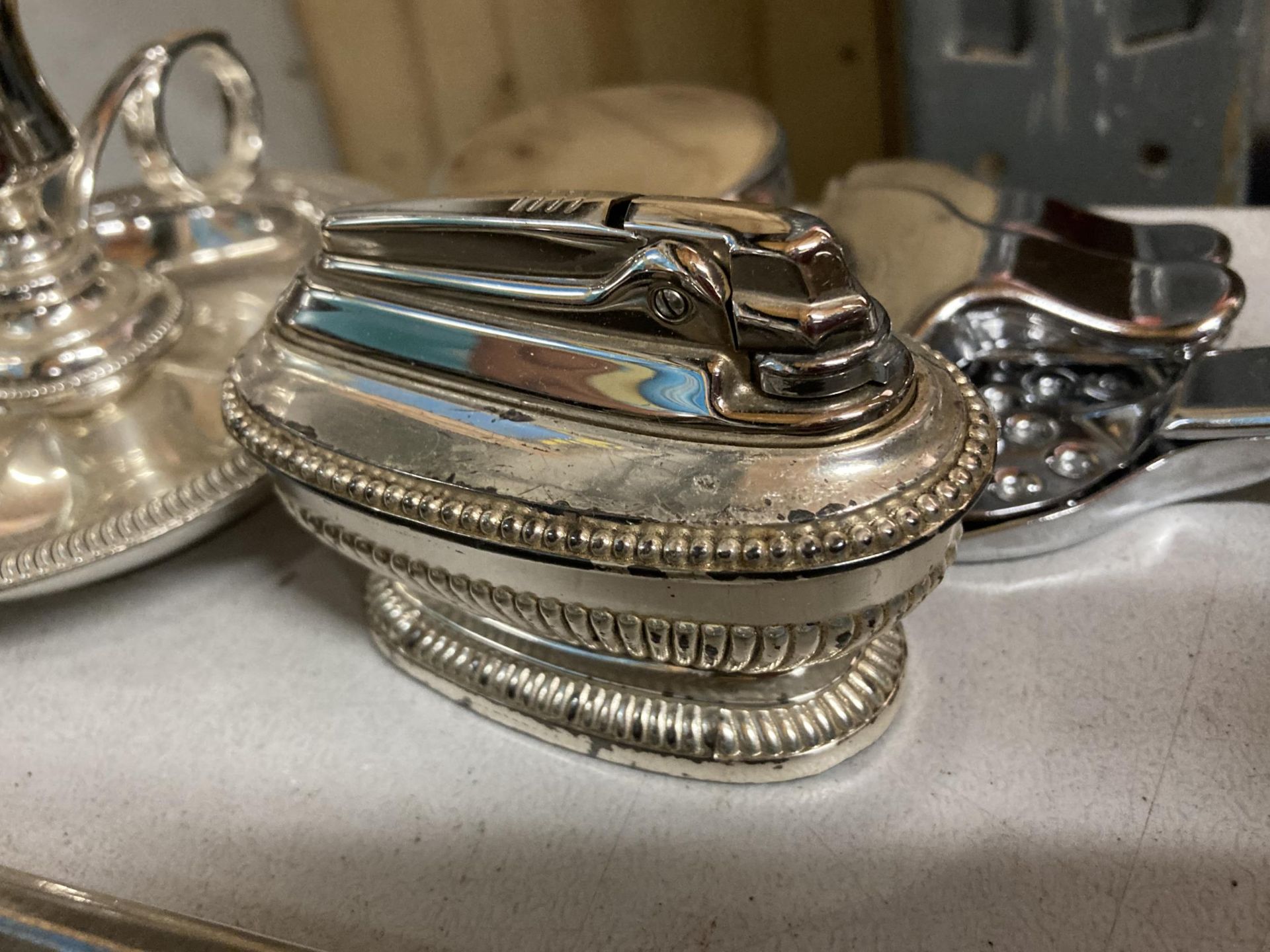A LARGE LOT OF SILVER PLATED ITEMS, DRINKS AND SERVING TRAYS ETC - Image 3 of 6