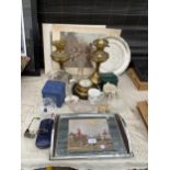 AN ASSORTMENT OF ITEMS TO INCLUDE A CLOCK, TWO BRASS OIL LAMPS AND CRYSTAL CUT GLASS ITEMS ETC