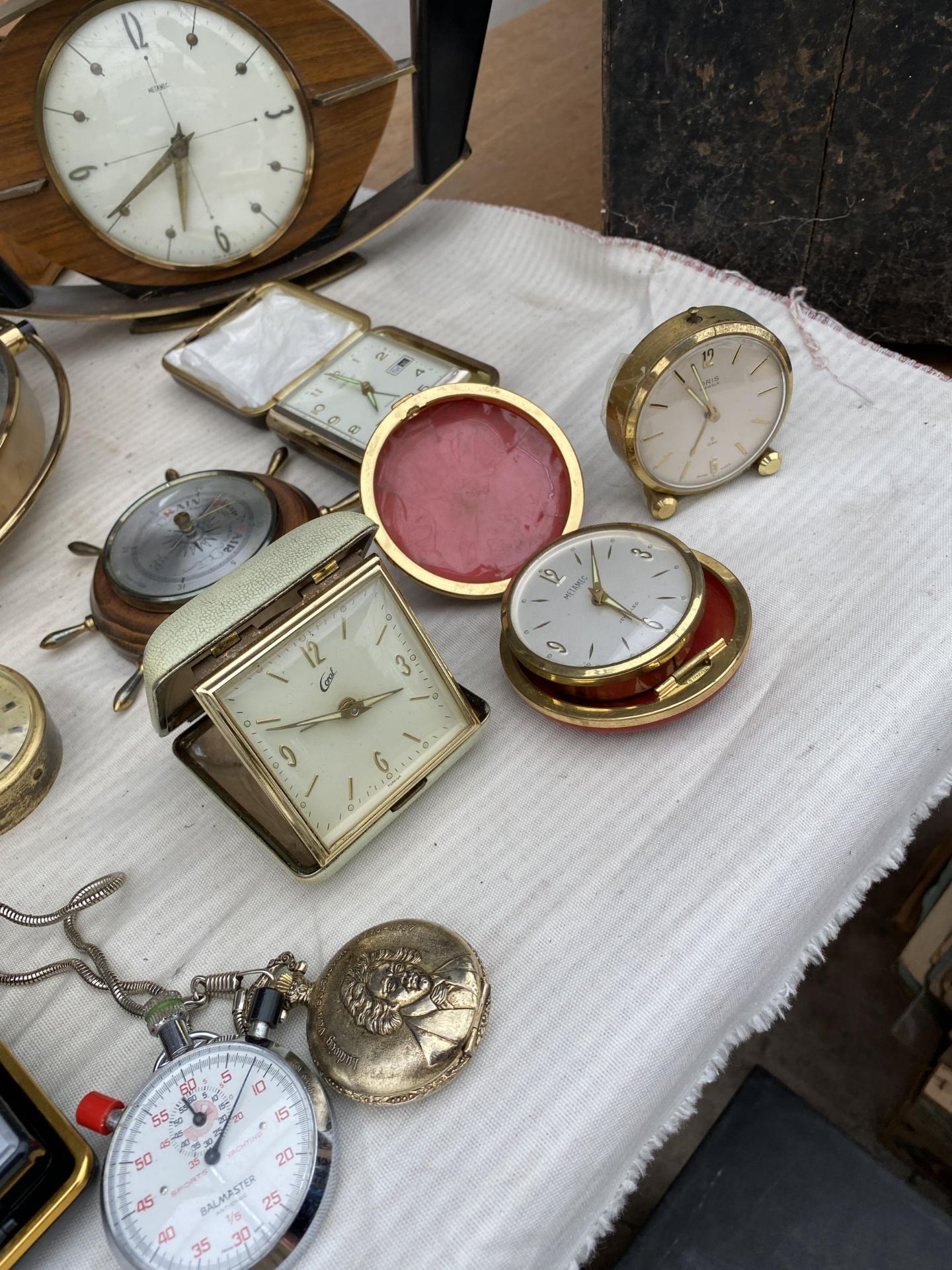 A LARGE ASSORTMENT OF CLOCKS AND WATCHES - Bild 3 aus 5