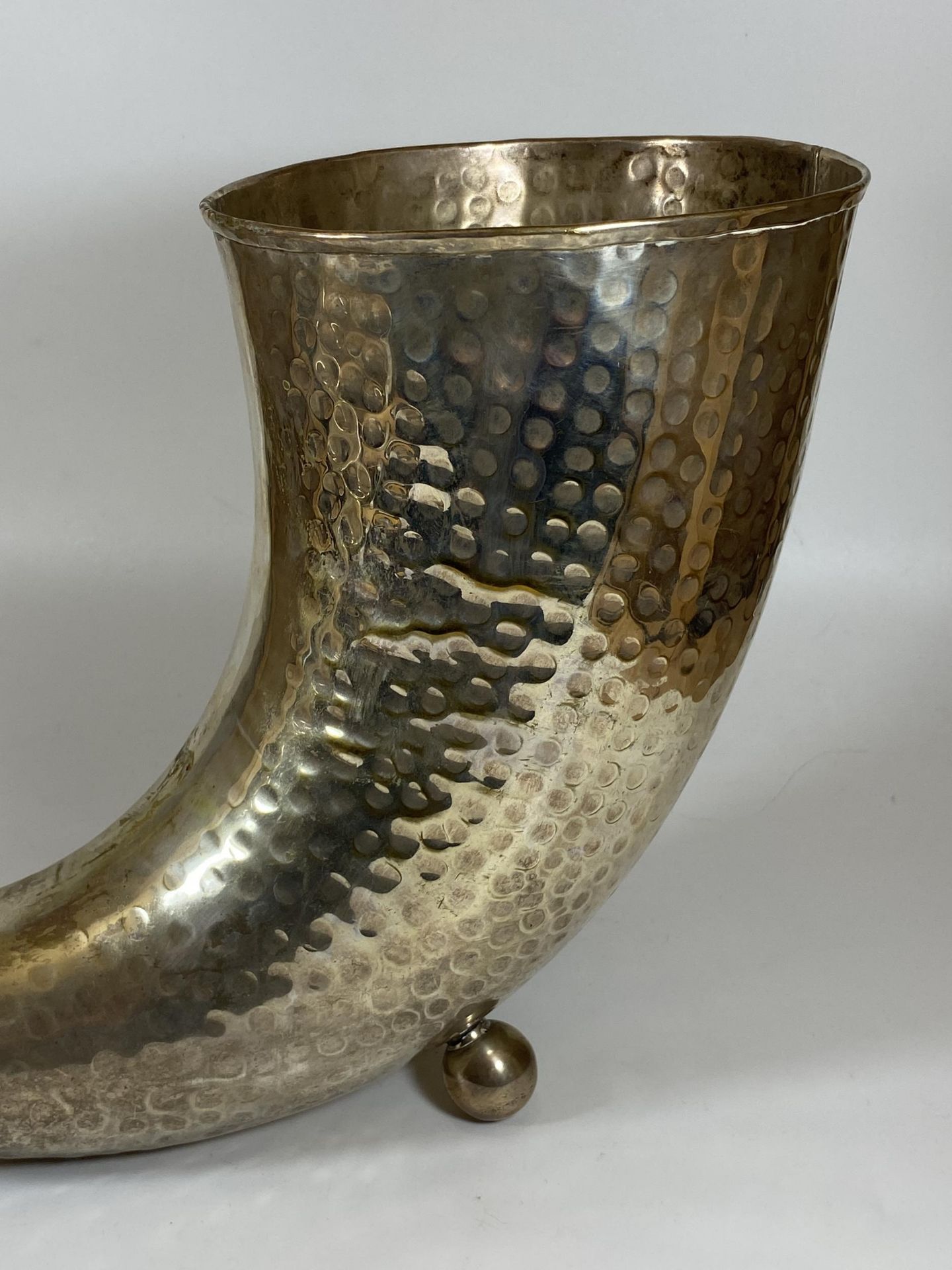 A LARGE SILVER PLATED SWEDISH HORN, HEIGHT 25CM - Bild 4 aus 4