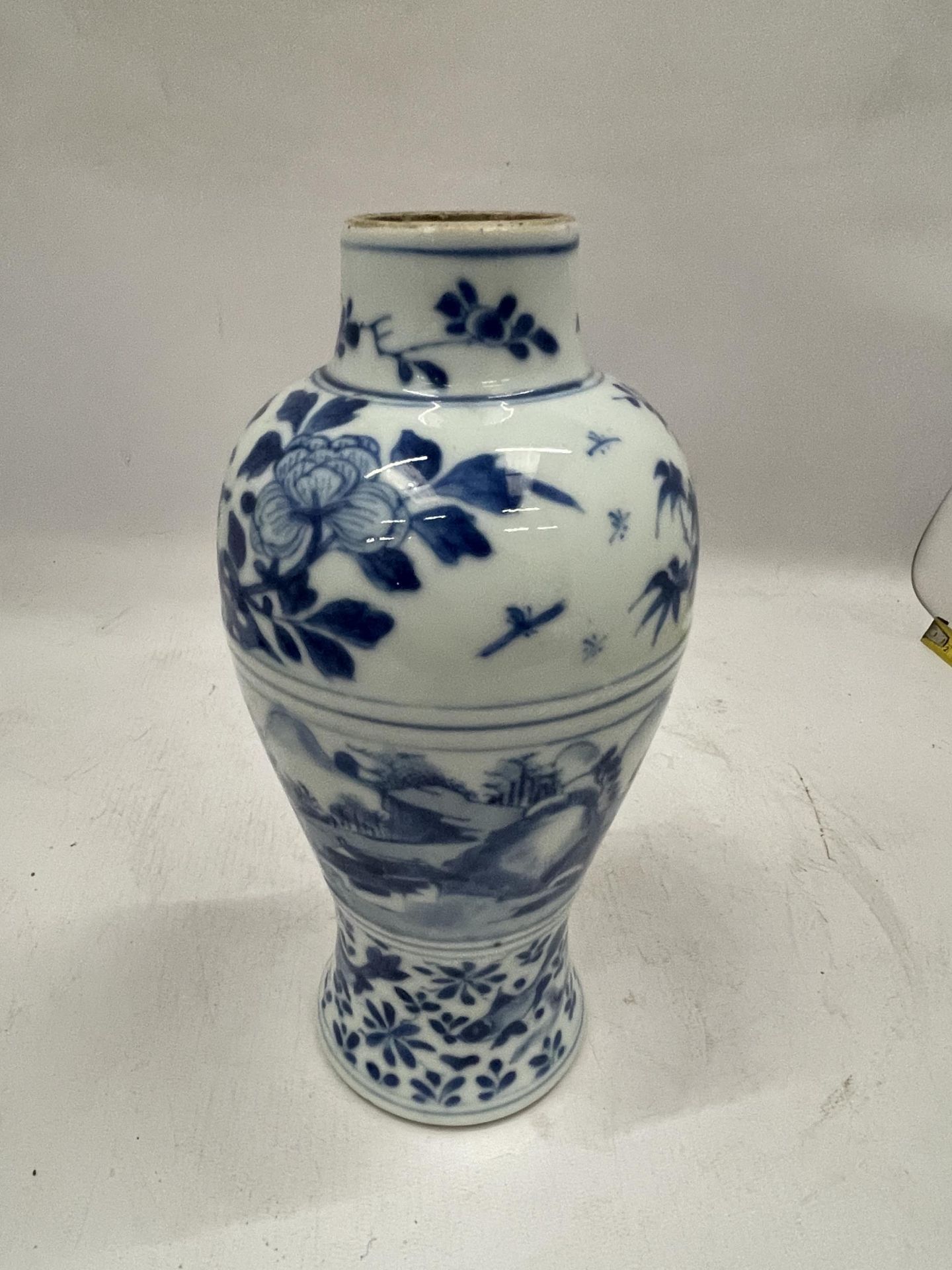 A 19TH CENTURY CHINESE BLUE AND WHITE KANGXI STYLE FLORAL VASE, UNMARKED TO BASE, HEIGHT 23CM - Image 2 of 6