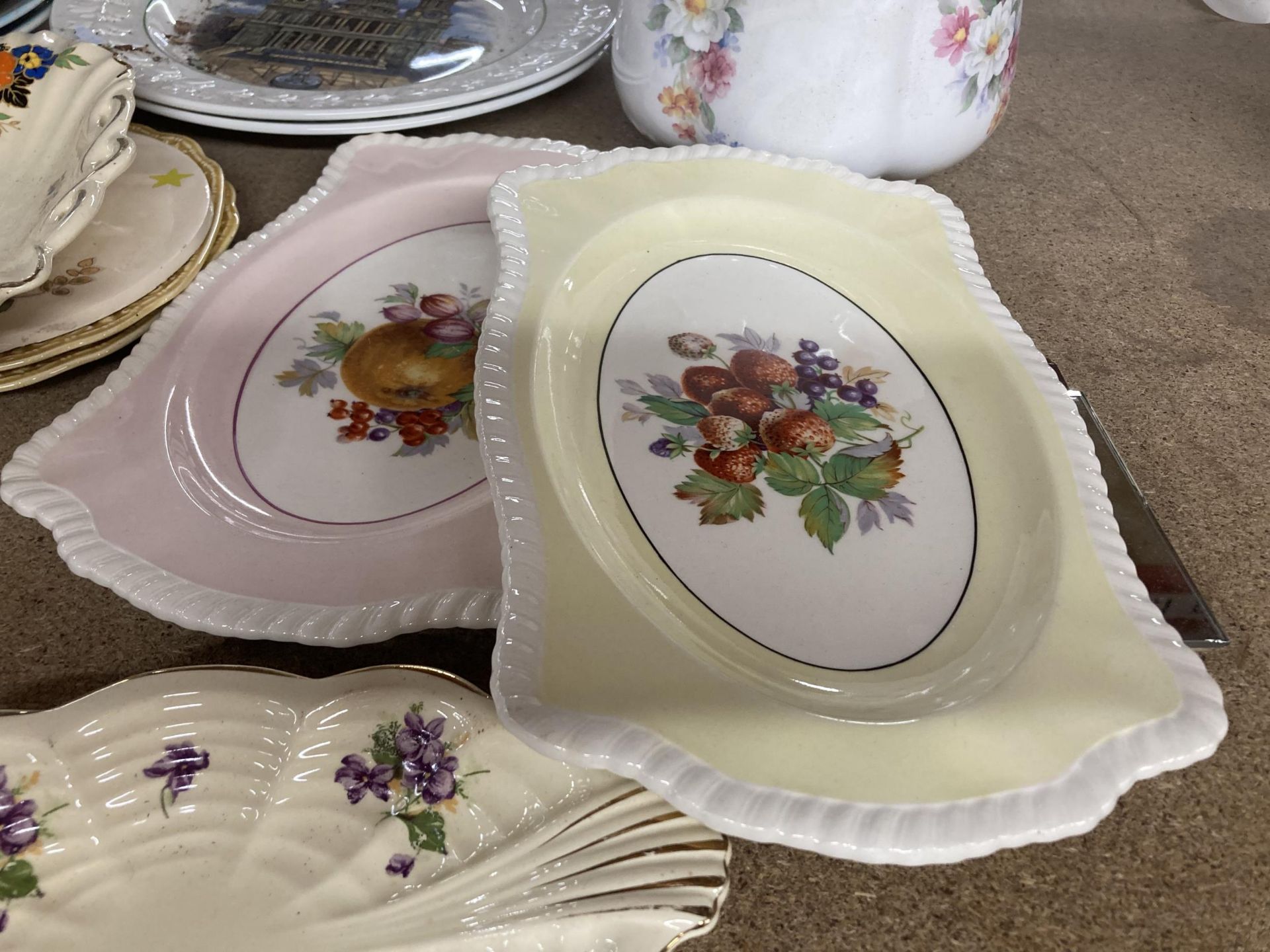 A MIXED LOT OF CERAMICS AND CUT GLASS DRINKING GLASSES, UTENSILS JAR, WEDGWOOD CLEMENTINE ETC - Image 8 of 9