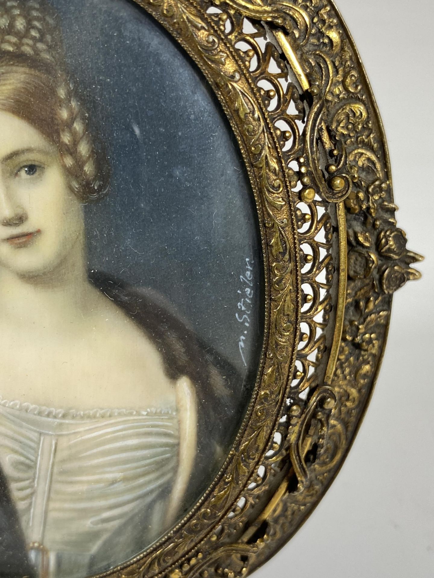 AN EARLY 19TH CENTURY HAND PAINTED PORTRAIT OF A LADY, SIGNED M.STIELER, IN ORNATE BRASS OVAL - Image 3 of 12