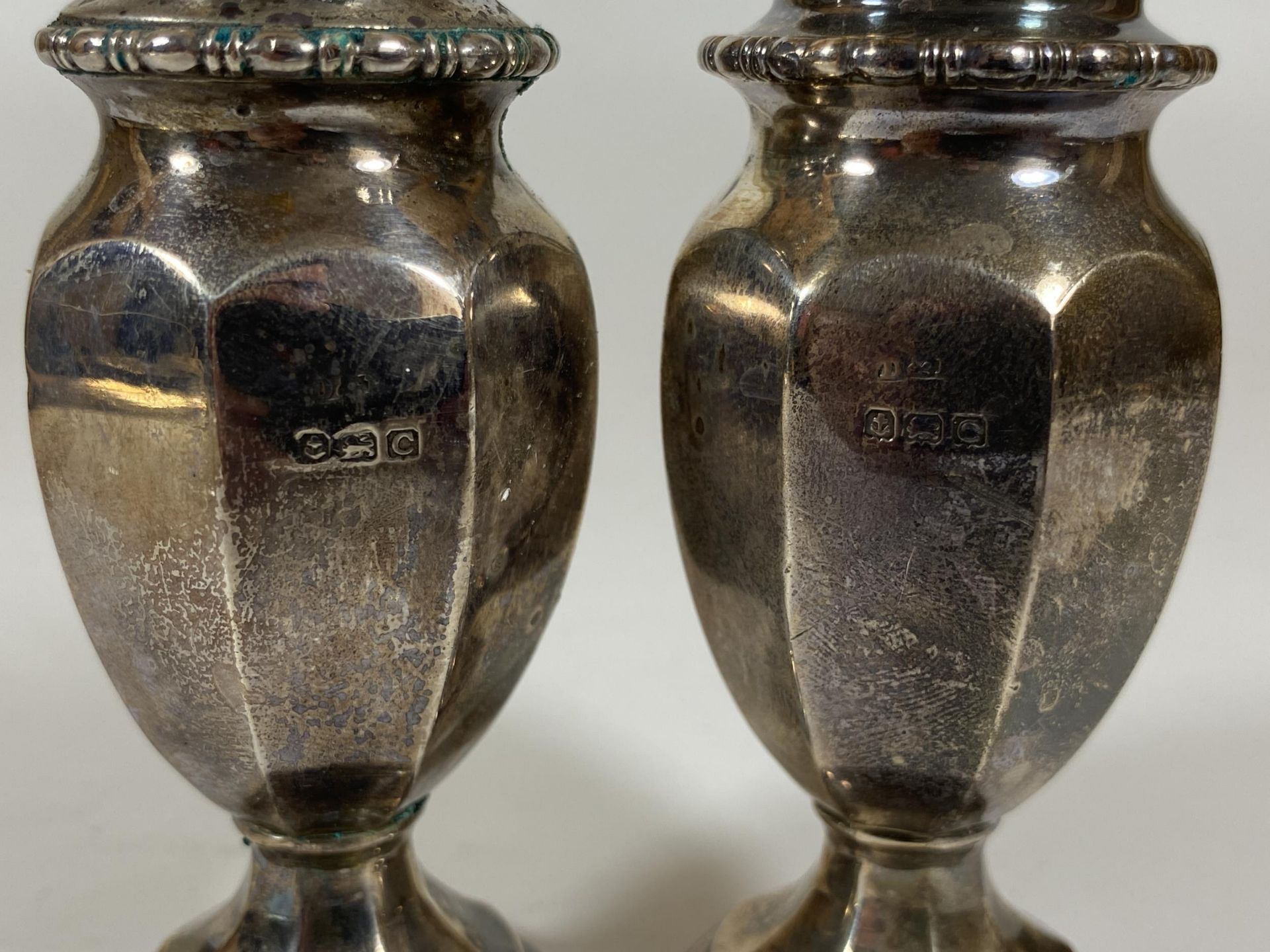 A PAIR OF BIRMINGHAM HALLMARKED SILVER SALT AND PEPPER SHAKERS, HEIGHT 10.5CM, TOTAL WEIGHT 84G - Image 3 of 6