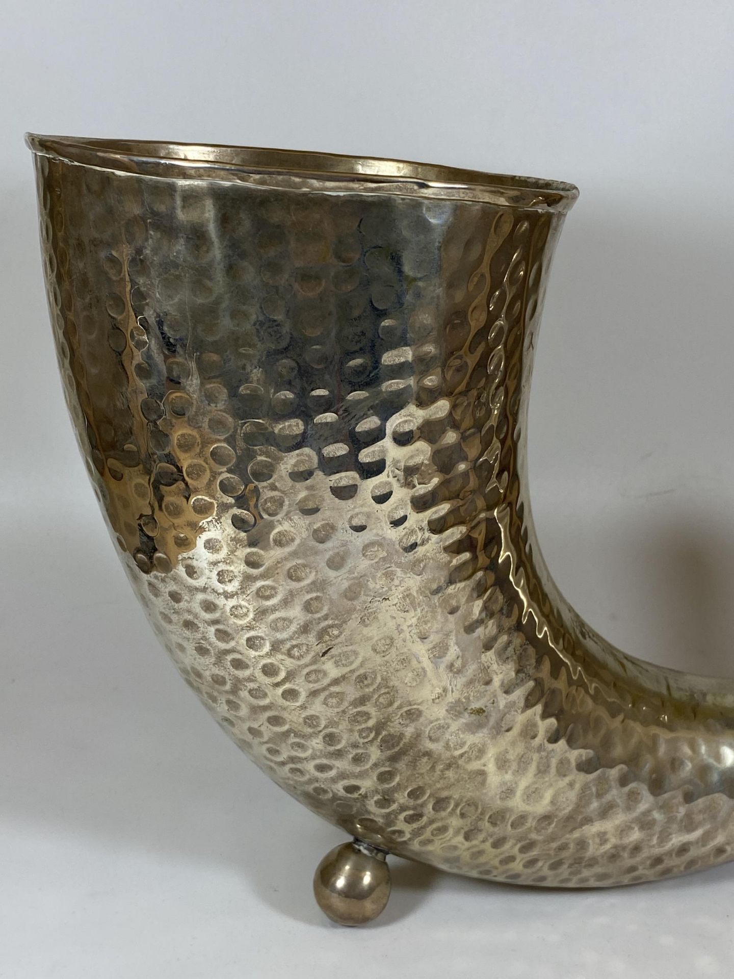 A LARGE SILVER PLATED SWEDISH HORN, HEIGHT 25CM - Bild 2 aus 4