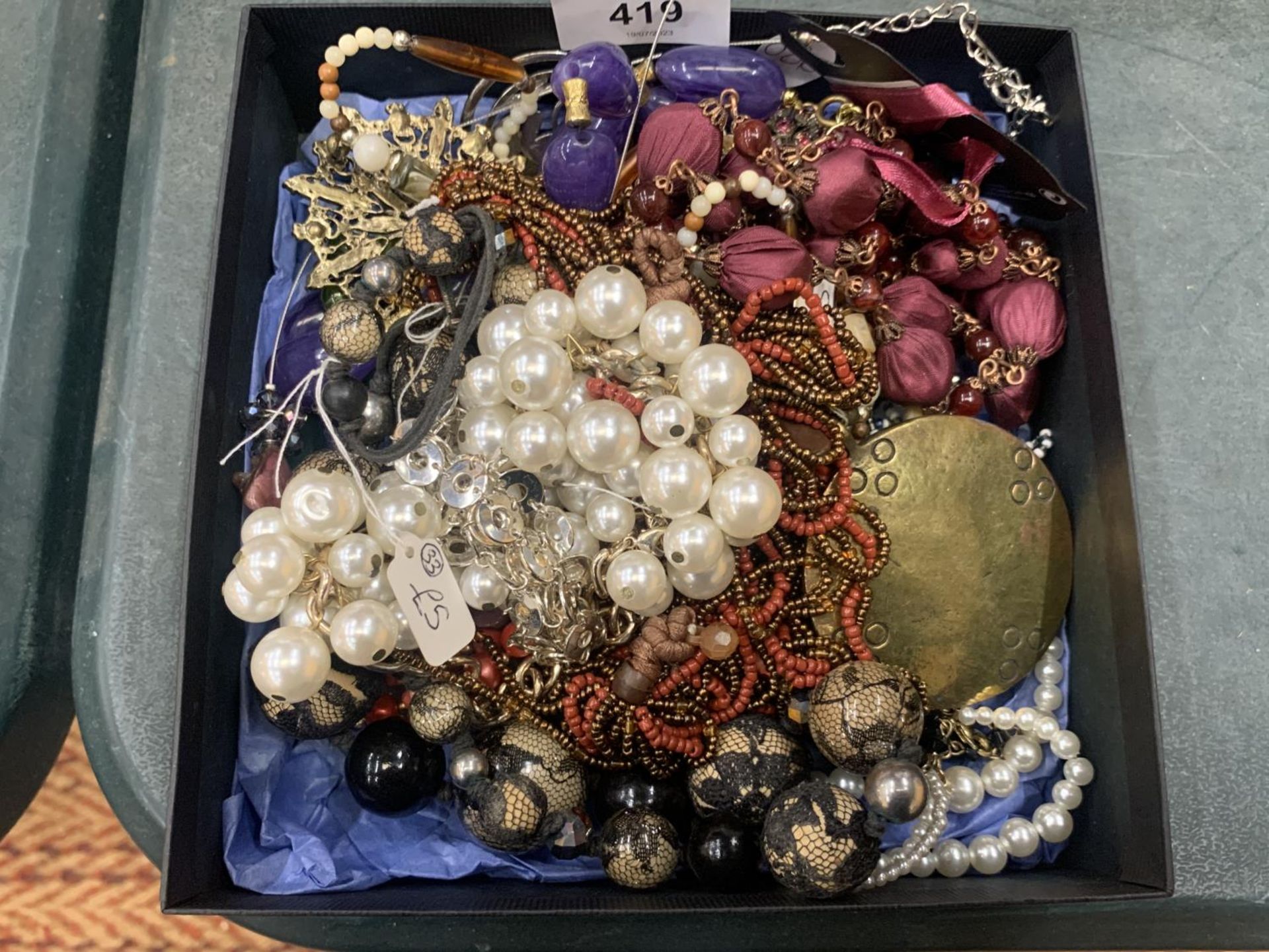 A QUANTITY OF COSTUME JEWELLERY TO INCLUDE NECKLACES AND BRACELETS