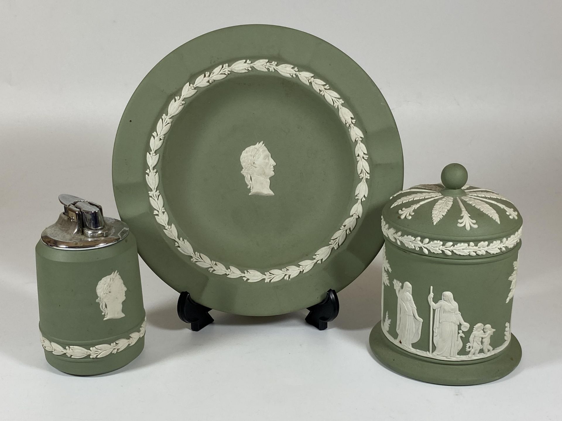 A GROUP OF THREE WEDGWOOD GREEN JASPERWARE ITEMS, OLYMPUS TOBACCO JAR, JULIUS CAESAR TABLE LIGHTER