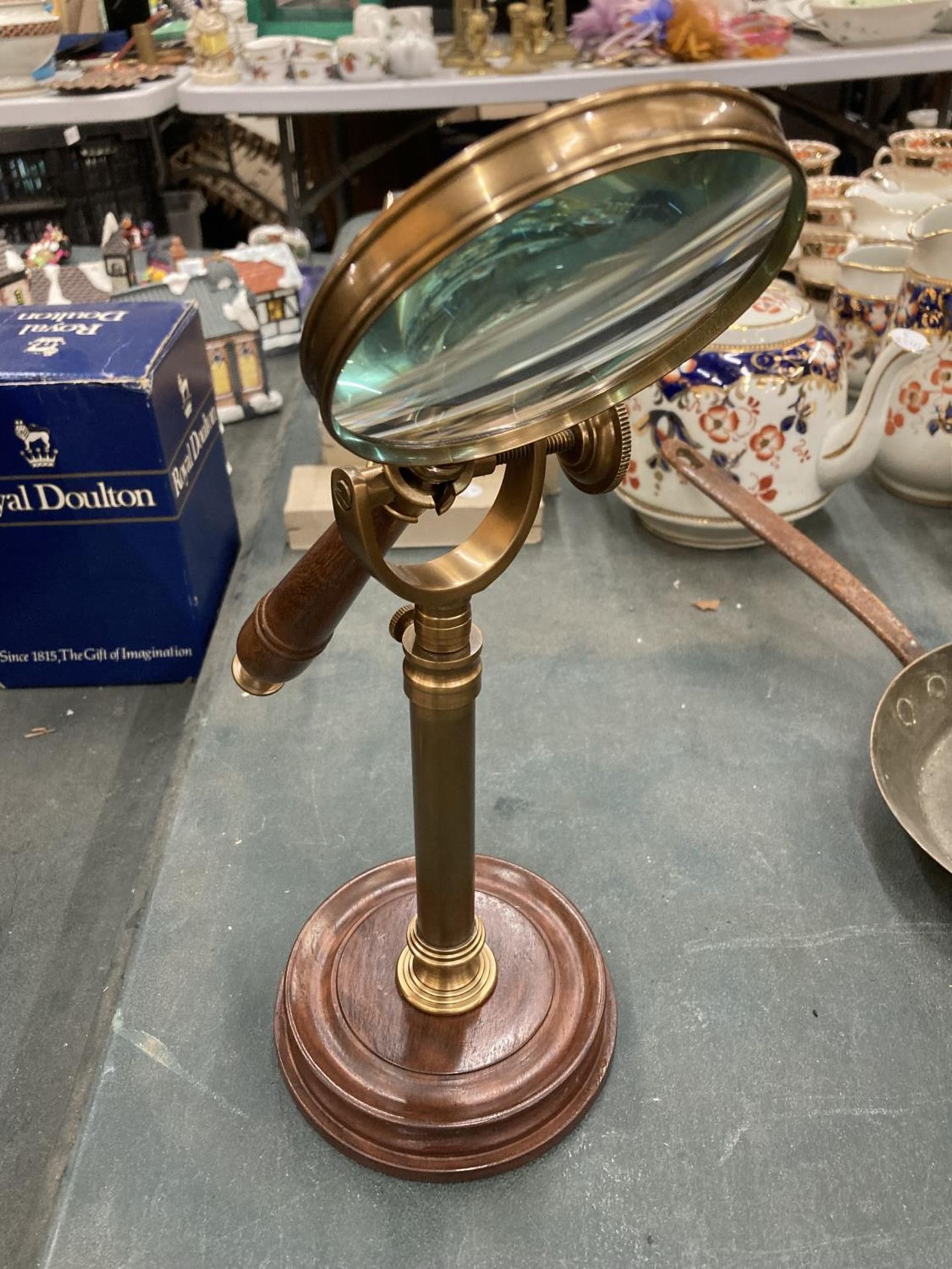 A BRASS MAGNIFYING GLASS ON A GLASS STAND AND WOODEN BASE - Image 3 of 3