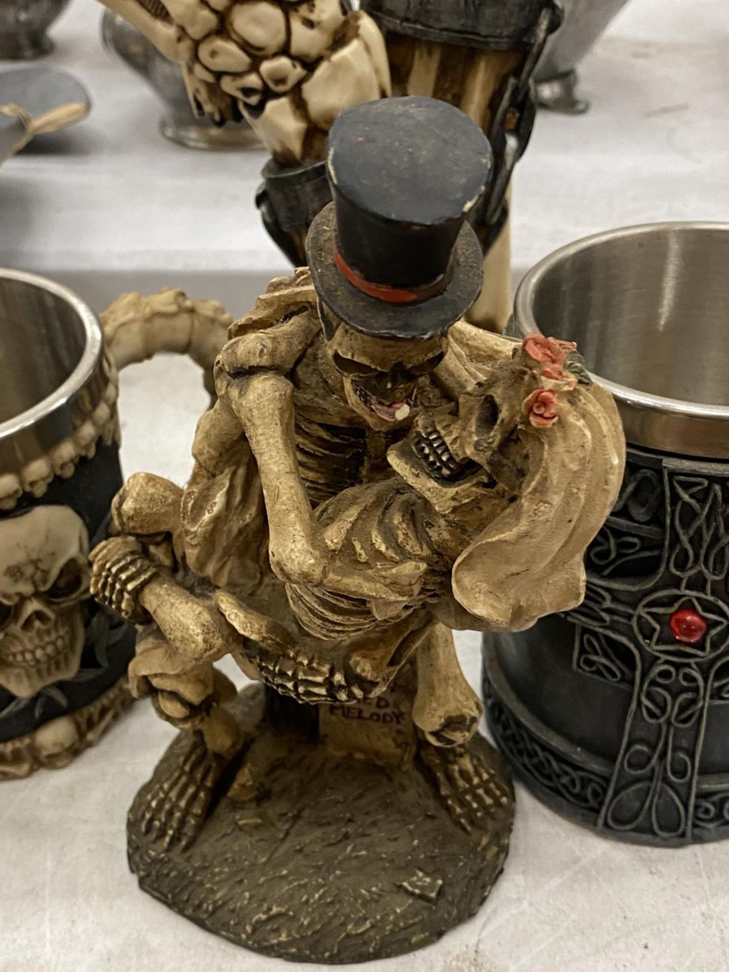 A RESIN SKELETON CANDLESTICK HEIGHT 34CM, A SKELETON BRIDE AND GROOM AND TWO TANKARDS - Image 2 of 5