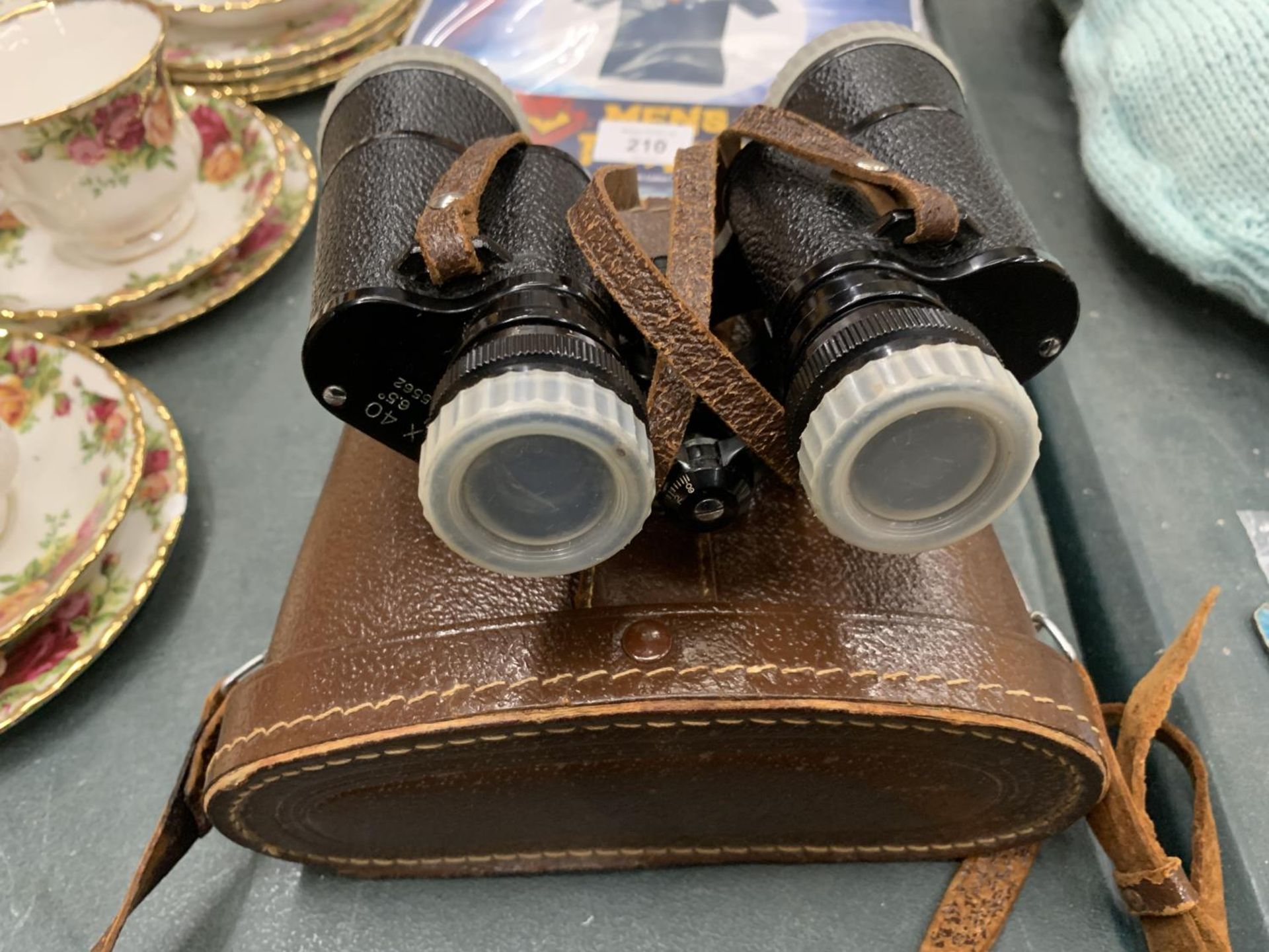 A VINTAGE PAIR OF 8 X 40 BINOCULARS IN HAND STITCHED LEATHER CASE - FIELD 6.5, NO 65562 - Image 2 of 3