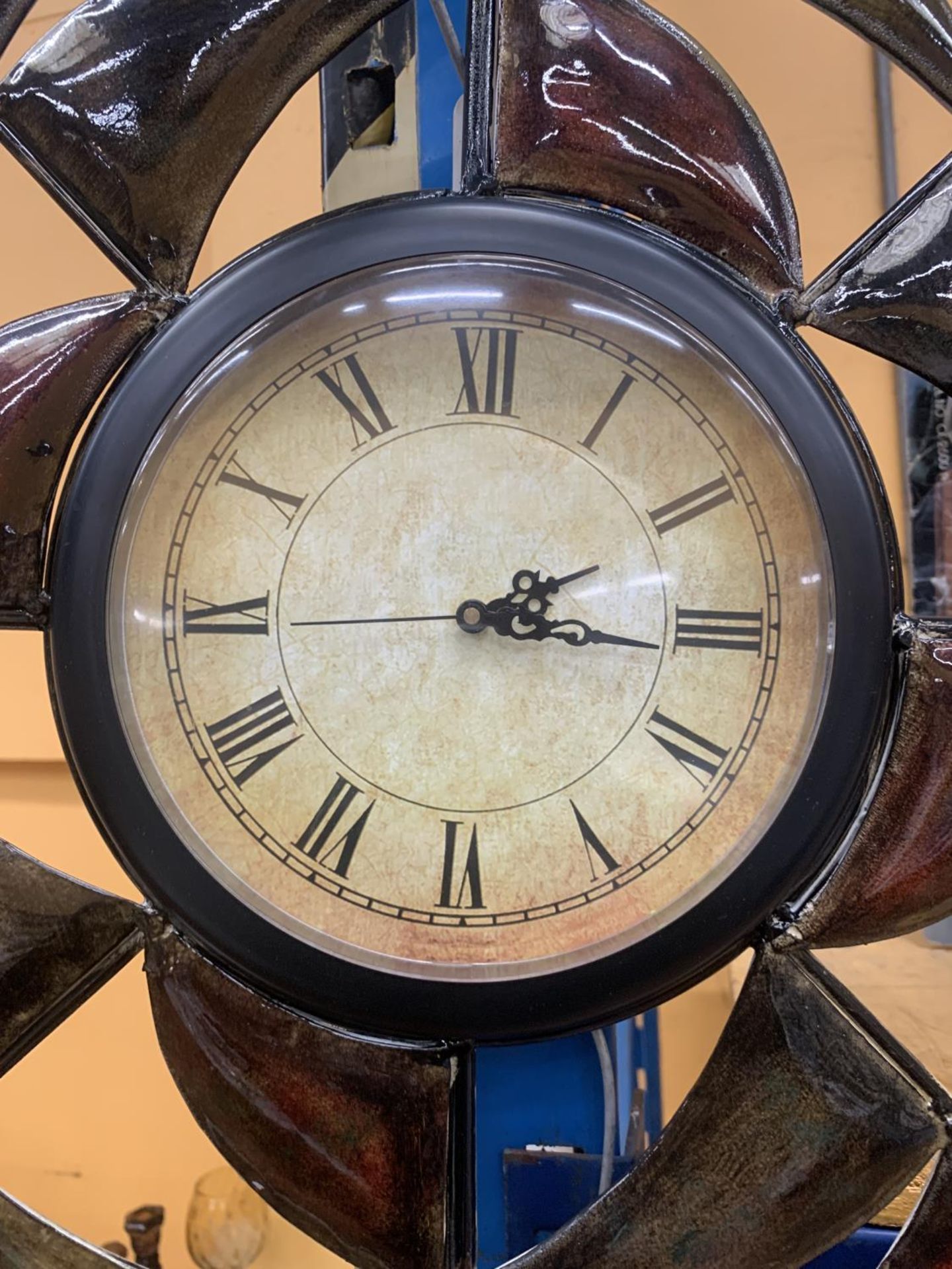 A METAL WALL CLOCK WITH ENAMELLED DECORATION - WORKING AT TIME OF CATALOGUING - NO GUARANTEE GIVEN - Image 2 of 3