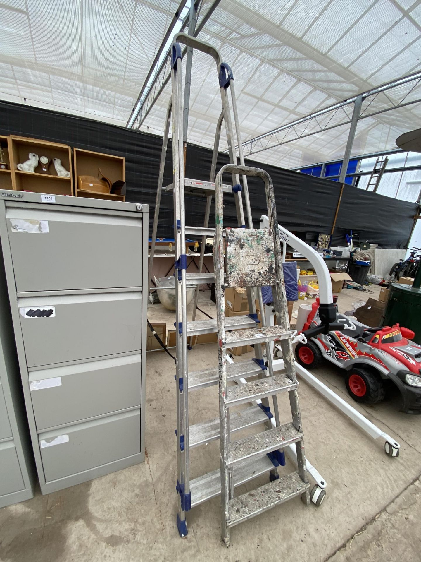 A LARGE 6 RUNG ALUMINIUM ABRU STEP LADDER AND A FURTHER 4 RUNG ALUMINIUM STEP LADDER