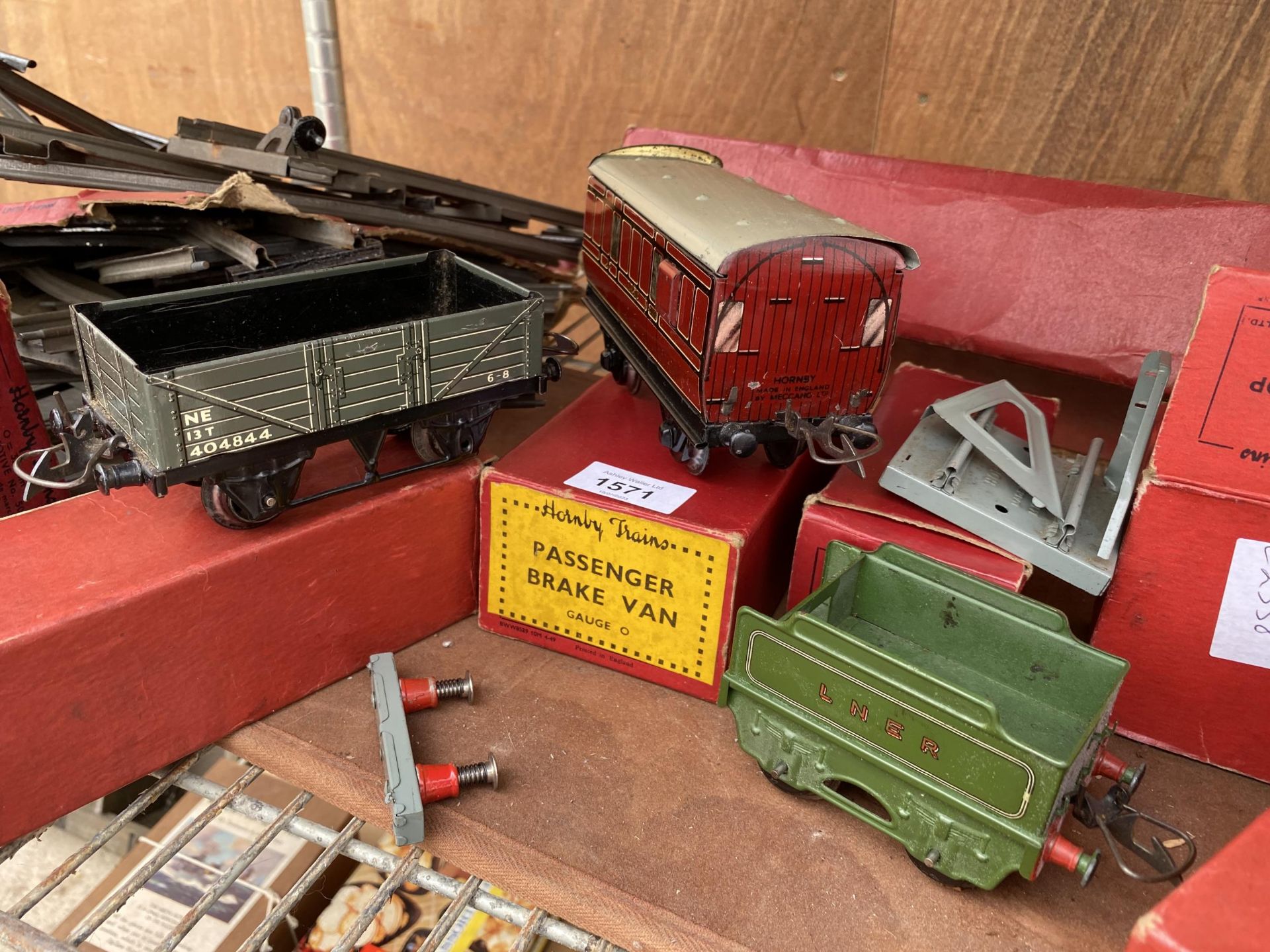 AN ASSORTMENT OF VINTAGE HORNBY O GAUGE MODEL TRAINS AND TRACK - Image 6 of 7