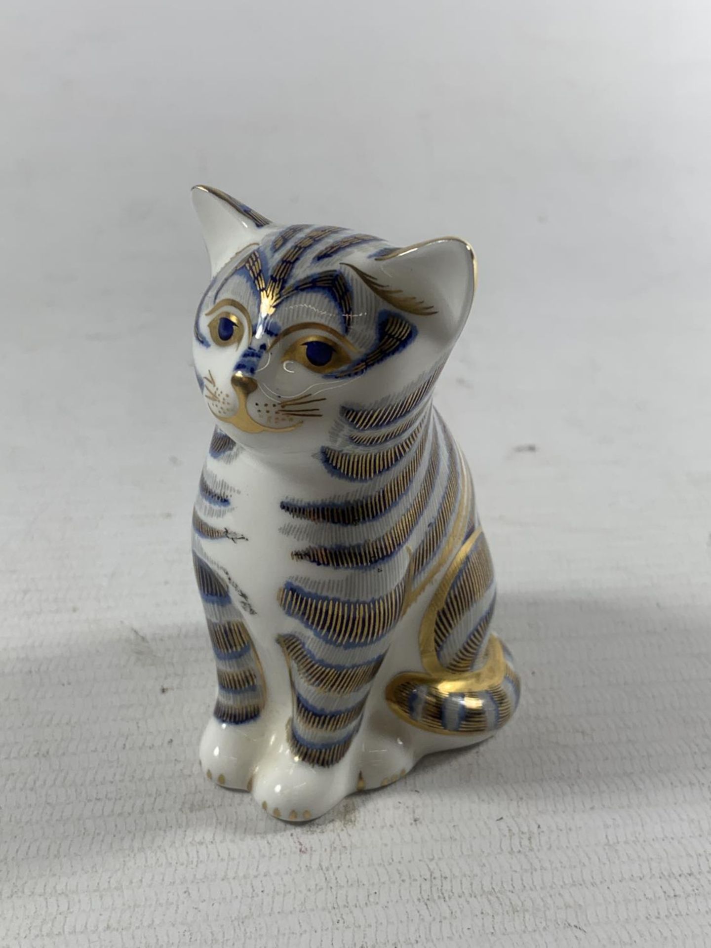 A ROYAL CROWN DERBY SITTING KITTEN