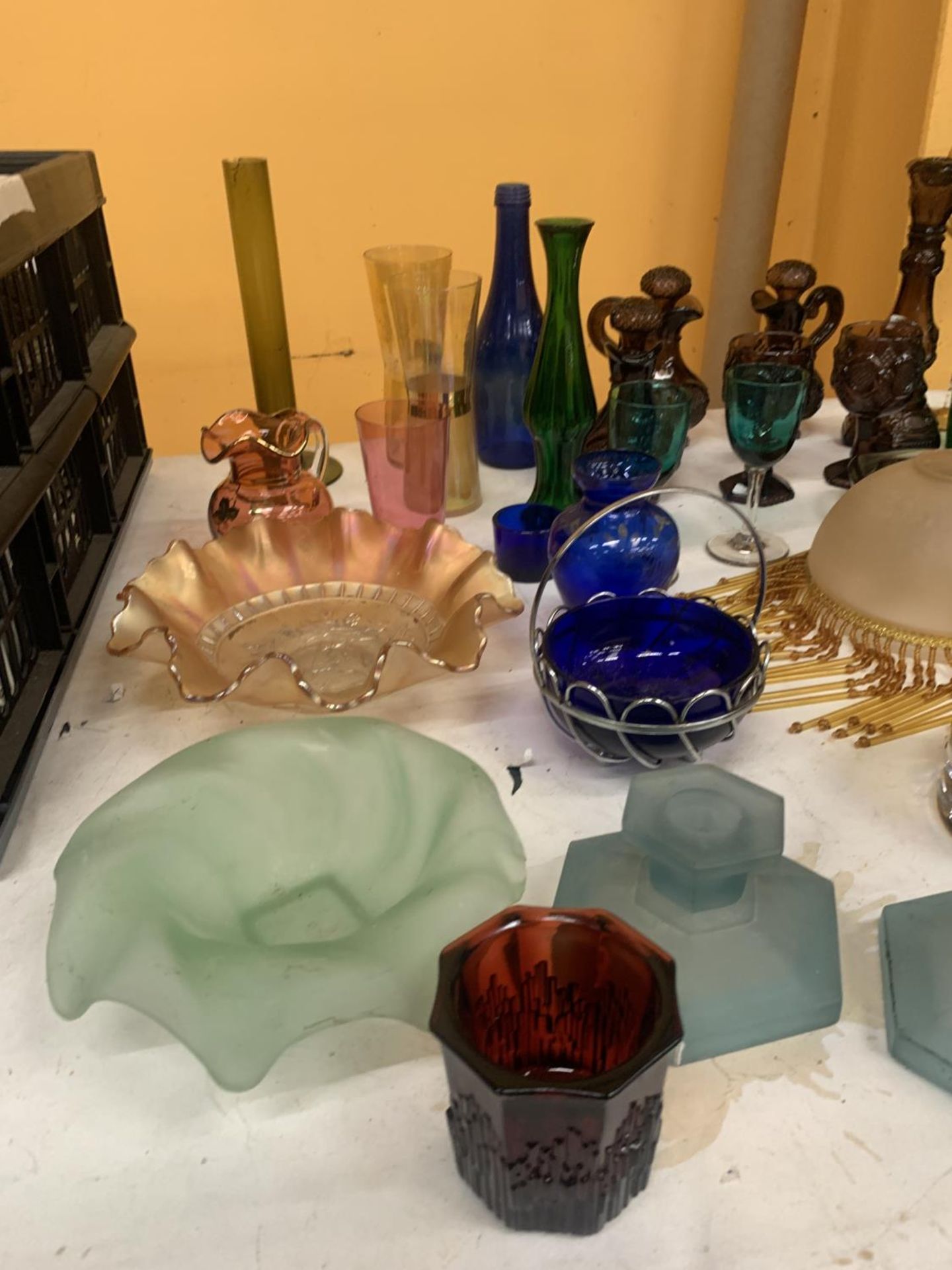 A QUANTITY OF VINTAGE COLOURED GLASS TO INCLUDE VASES, BOWLS, JUGS, GLASSES, CANDLESTICKS, ETC - Image 2 of 5