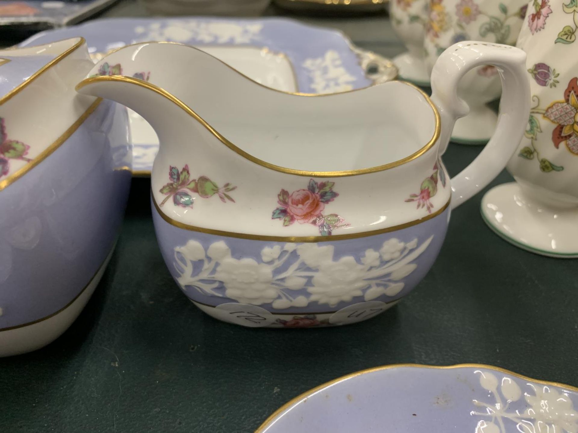 A COPELAND SPODE ,MARITIME ROSE' TEASET TO INCLUDE A CAKE PLATE, SUGAR BOWL, CREAM JUG, CUPS, - Image 5 of 7