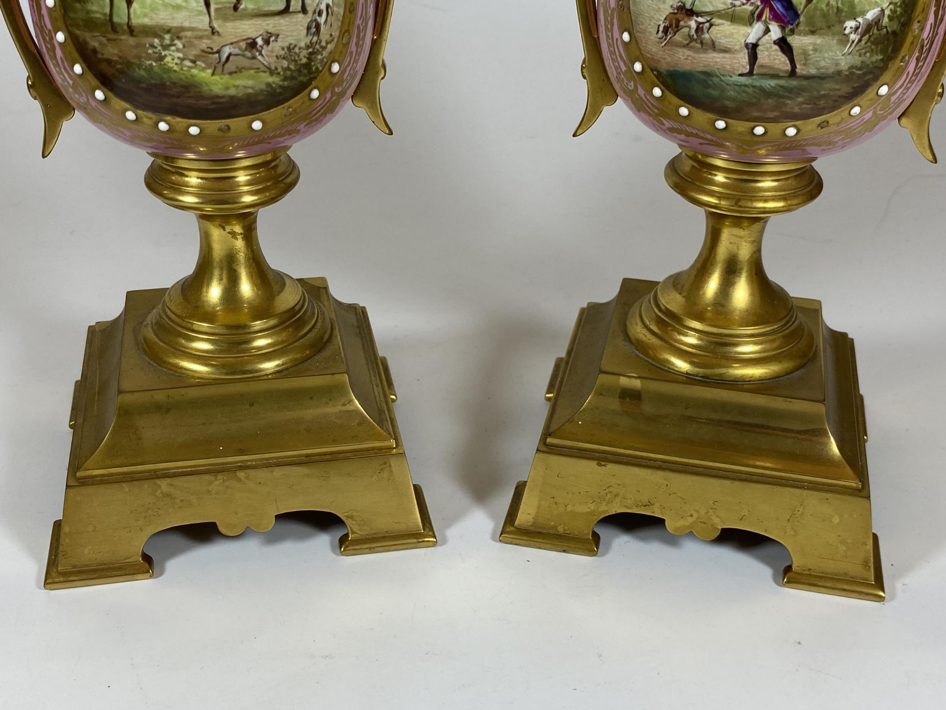 A PAIR OF FRENCH 19TH CENTURY, POSSIBLY SEVRES, PINK PORCELAIN AND BRASS GARNITURE VASES WITH HAND - Image 5 of 9
