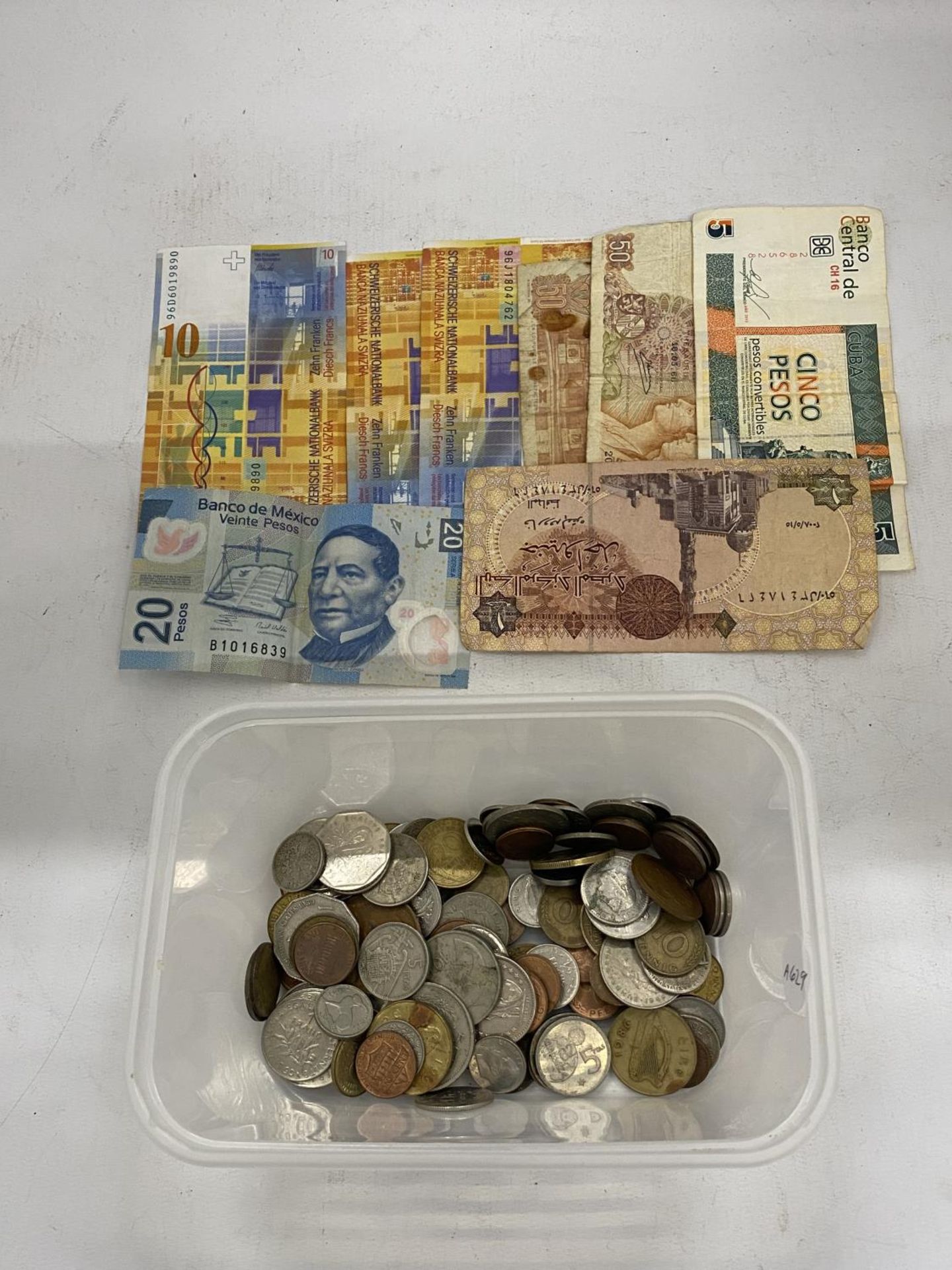 A QUANTITY OF FOREIGN BANK NOTES AND COINS