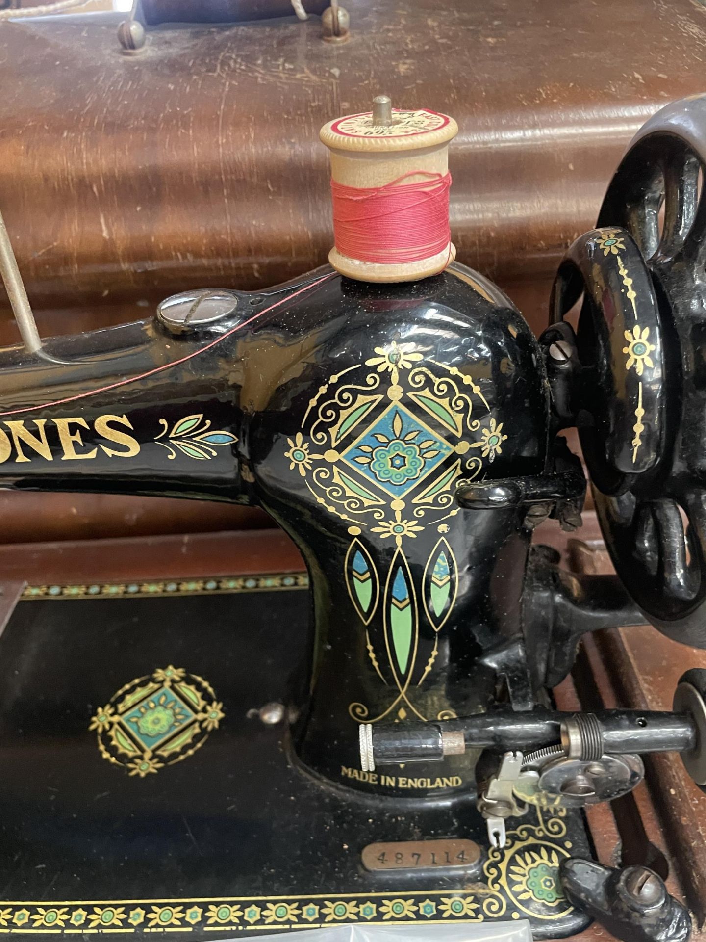 A VINTAGE CASED JONES SEWING MACHINE WITH ORIGINAL BOOKLET - Image 3 of 6