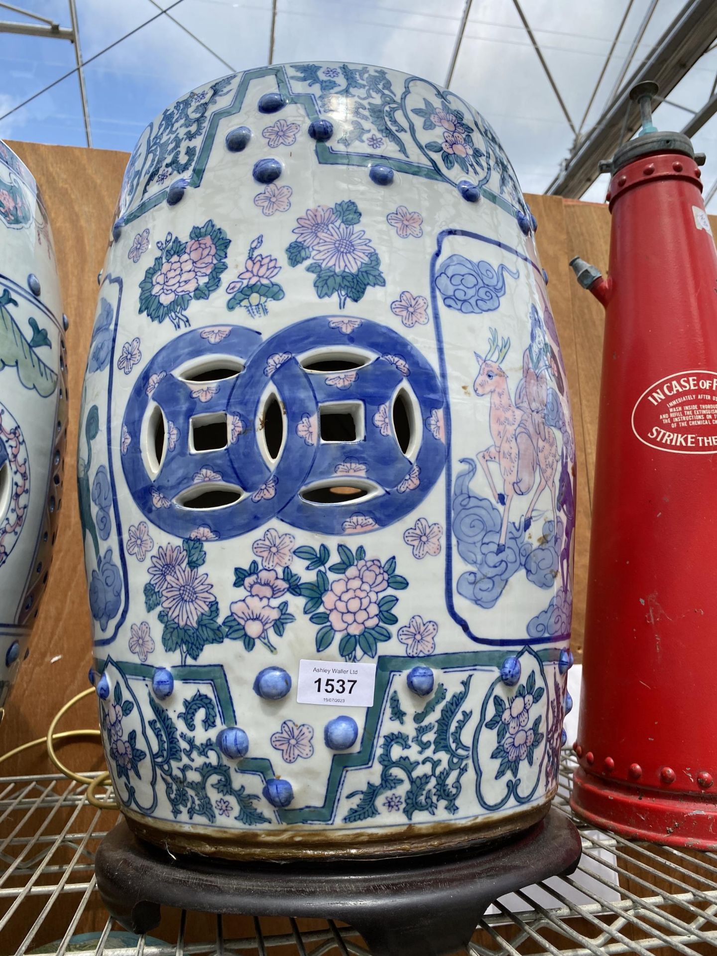 A LARGE ORIENTAL CERAMIC TABLE LAMP WITH WOODEN BASE