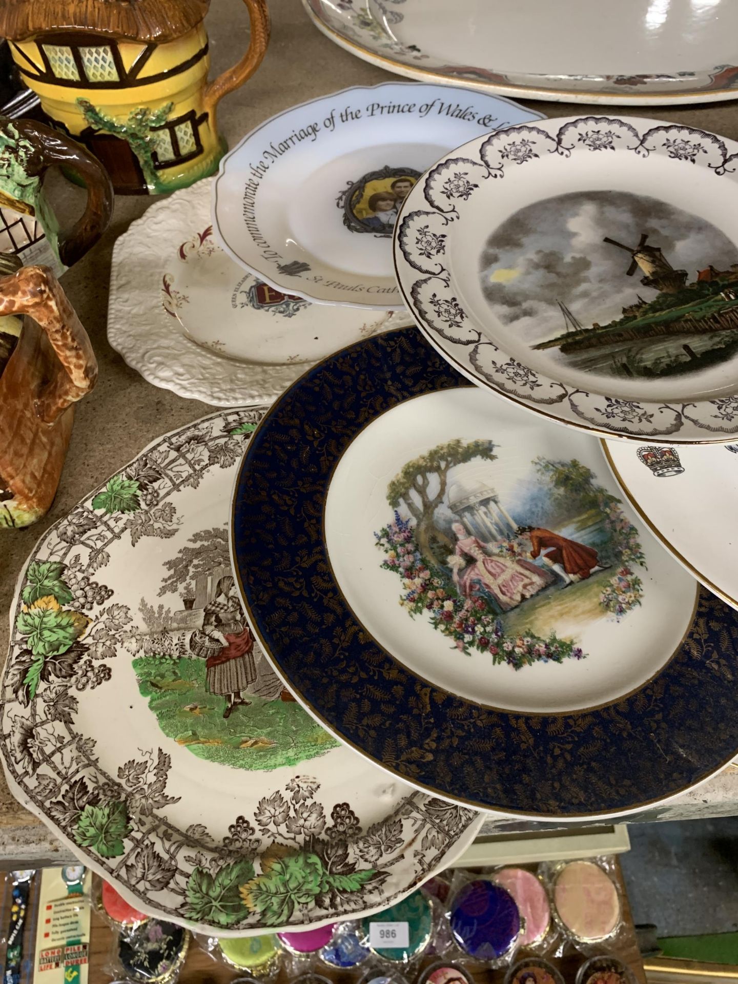 A MIXED LOT OF PLATES TO INCLUDE COMMEMORATIVE EXAMPLE AND LARGE MEAT PLATTER ETC TOGETHER WITH A - Image 2 of 4