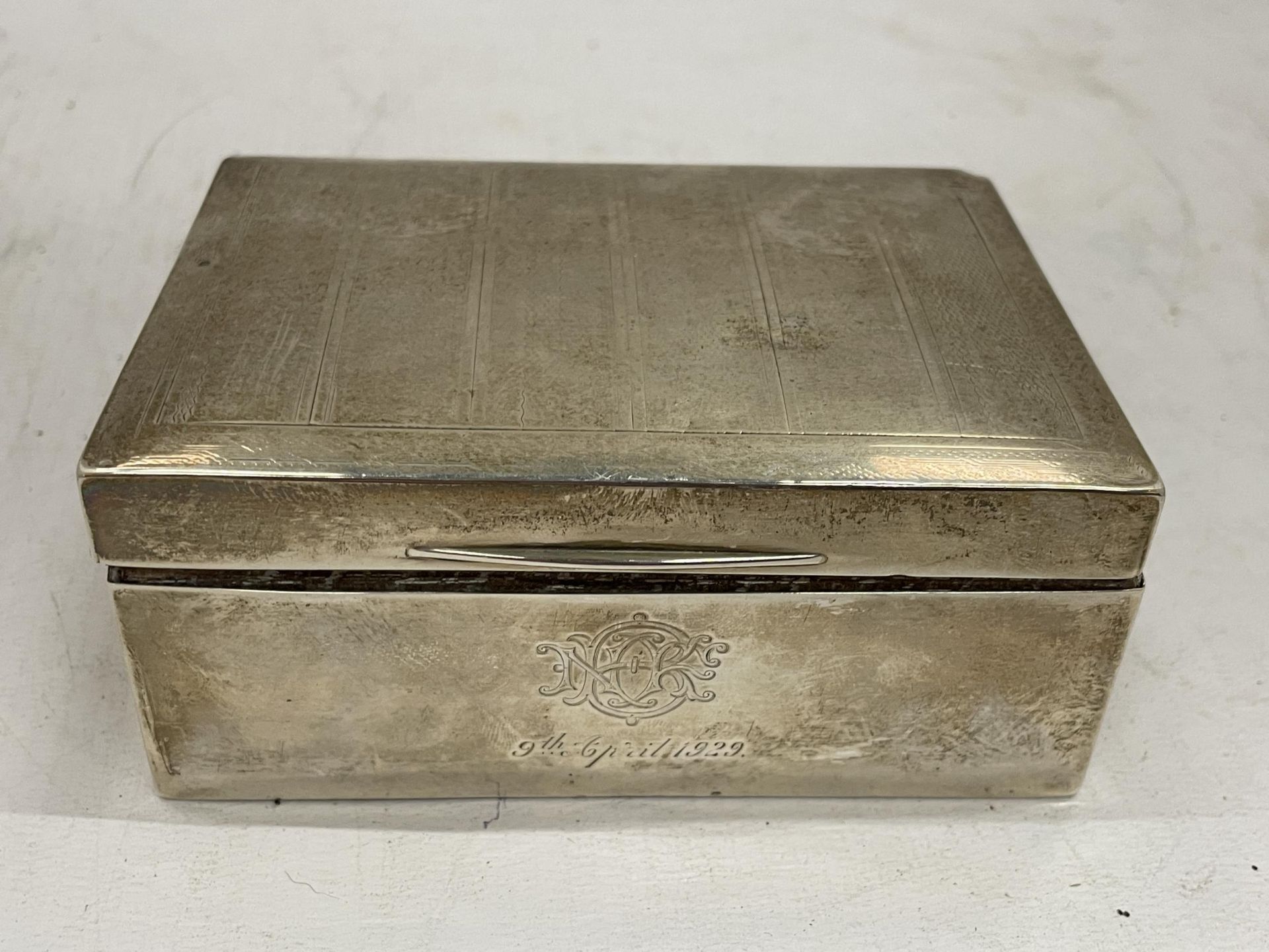 A HALLMARKED BIRMINGHAM SILVER BOX ENGRAVED 9TH APRIL 1929 GROSS WEIGHT 362 GRAMS - Image 2 of 4